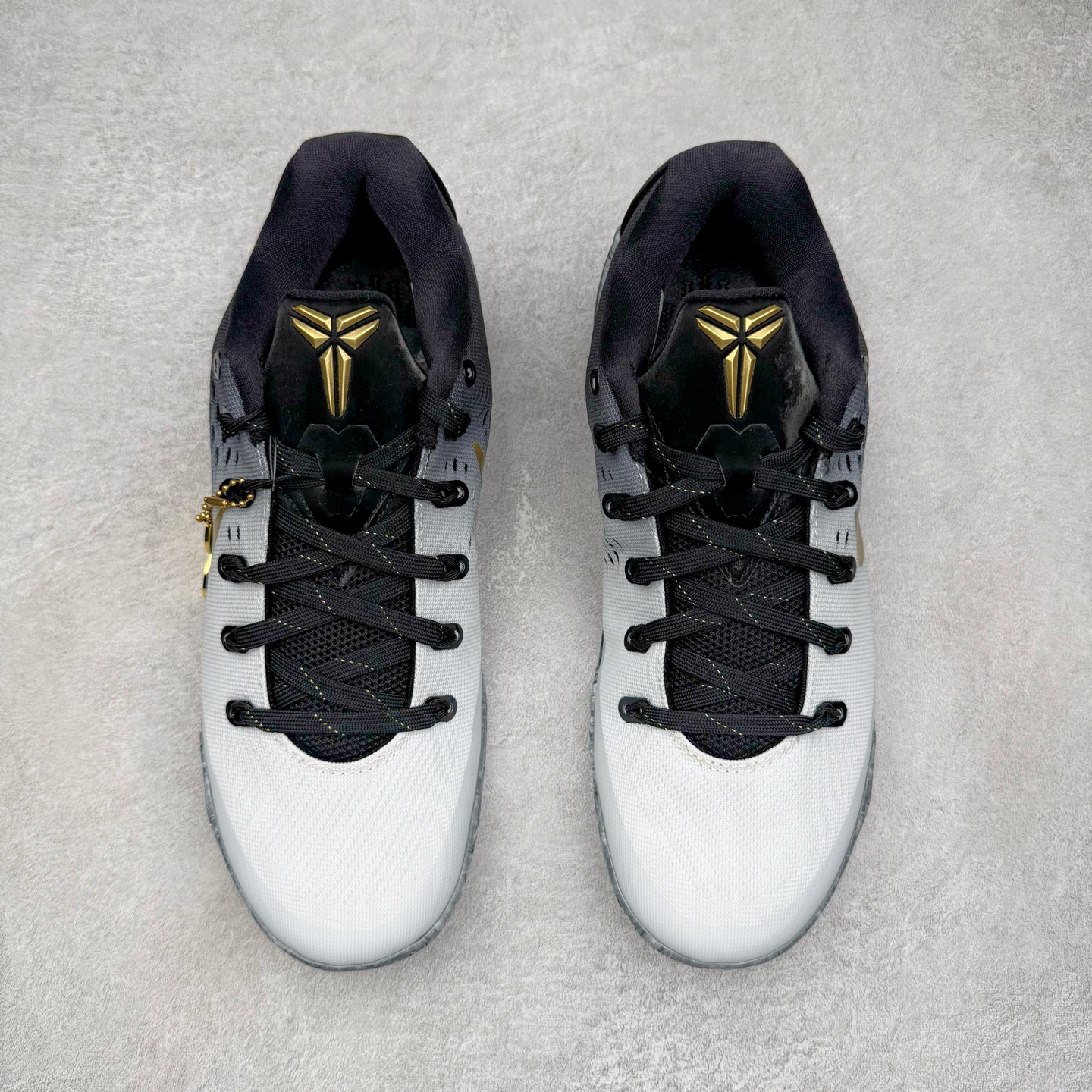 图片[2]-＃S2纯原 Nike Kobe 9 Low EM Think Pink PE 科比九代舒适减震防滑低帮篮球鞋 GIGI黑金 FZ7333-002 React科技鞋垫加持 实战配置直接拉满 原楦纸板开发 鞋身流线型、后跟塑形 区分土肥圆 原厂针织鞋面一针一线匹配原版 全身鞋材卡料色独家定制 唯一万针立体刺绣SWOOSH 真实底模最大48.5 实战利器 专供海外市场 尺码：40 40.5 41 42 42.5 43 44 44.5 45 46 47.5 48.5 （脚宽、脚胖 建议买大半码）-选品中心