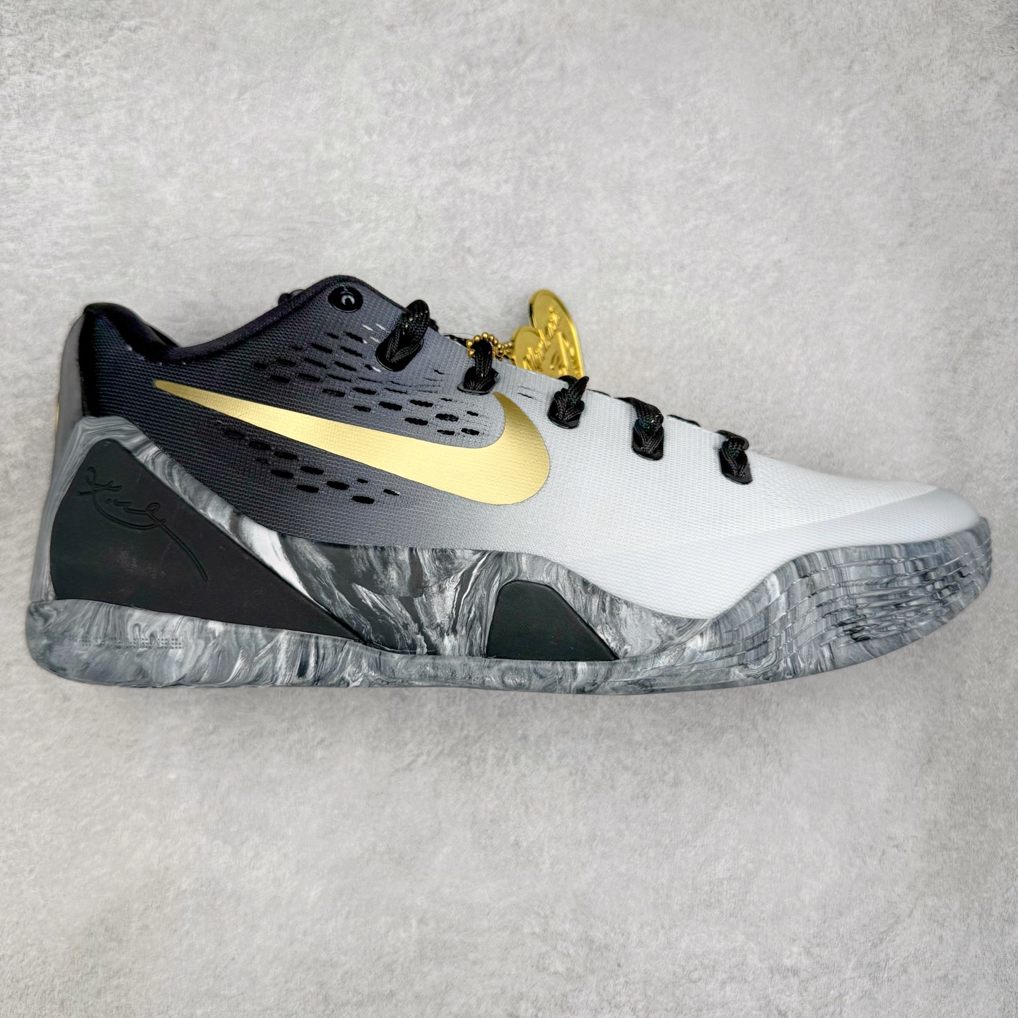 ＃S2纯原 Nike Kobe 9 Low EM Think Pink PE 科比九代舒适减震防滑低帮篮球鞋 GIGI黑金 FZ7333-002 React科技鞋垫加持 实战配置直接拉满 原楦纸板开发 鞋身流线型、后跟塑形 区分土肥圆 原厂针织鞋面一针一线匹配原版 全身鞋材卡料色独家定制 唯一万针立体刺绣SWOOSH 真实底模最大48.5 实战利器 专供海外市场 尺码：40 40.5 41 42 42.5 43 44 44.5 45 46 47.5 48.5 （脚宽、脚胖 建议买大半码）-选品中心