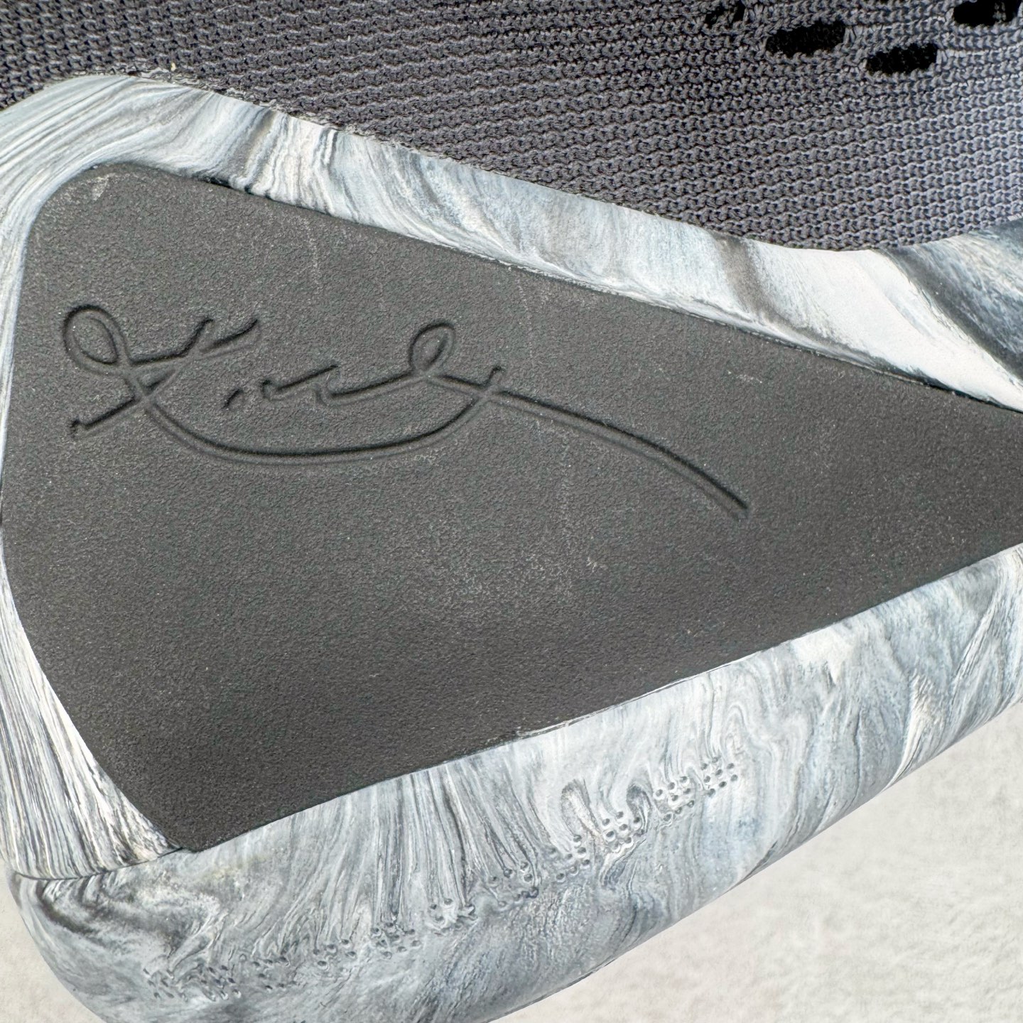 图片[19]-＃S2纯原 Nike Kobe 9 Low EM Think Pink PE 科比九代舒适减震防滑低帮篮球鞋 GIGI黑金 FZ7333-002 React科技鞋垫加持 实战配置直接拉满 原楦纸板开发 鞋身流线型、后跟塑形 区分土肥圆 原厂针织鞋面一针一线匹配原版 全身鞋材卡料色独家定制 唯一万针立体刺绣SWOOSH 真实底模最大48.5 实战利器 专供海外市场 尺码：40 40.5 41 42 42.5 43 44 44.5 45 46 47.5 48.5 （脚宽、脚胖 建议买大半码）-选品中心