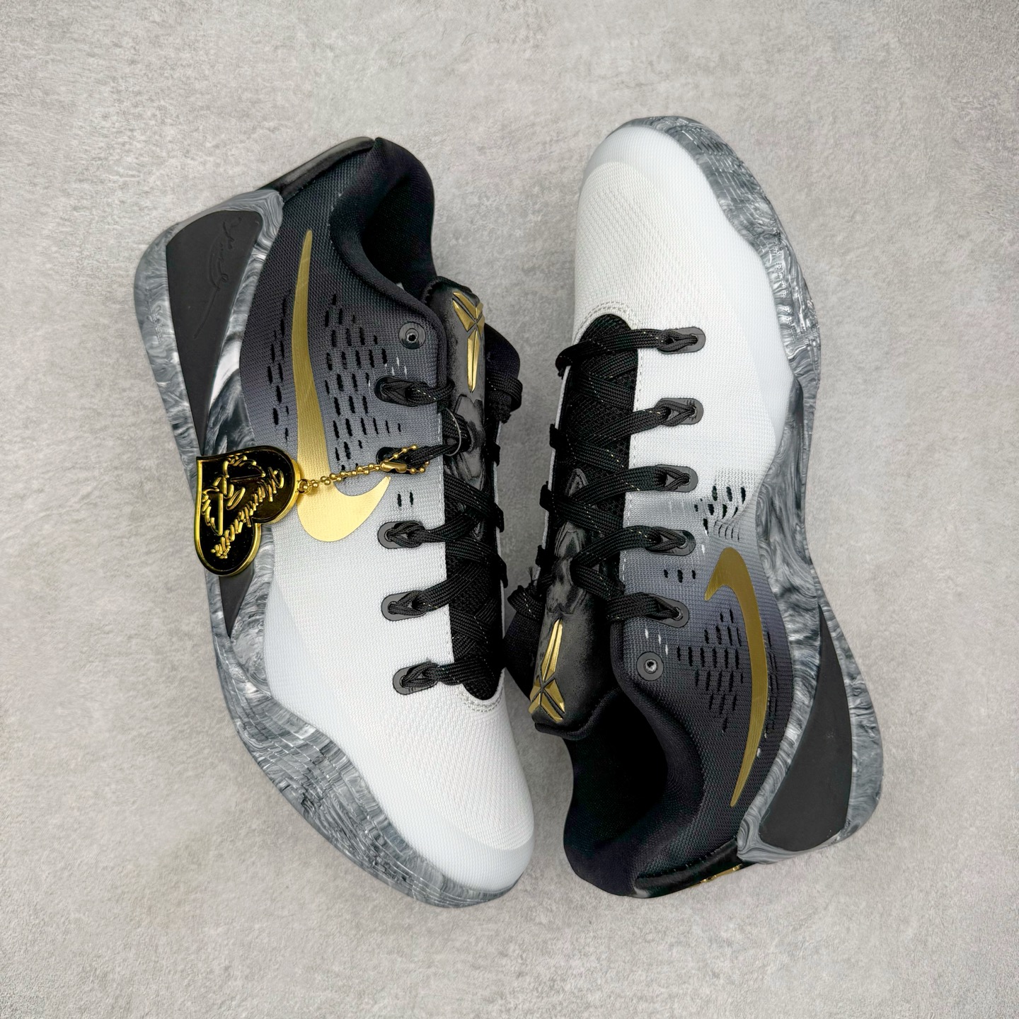 图片[3]-＃S2纯原 Nike Kobe 9 Low EM Think Pink PE 科比九代舒适减震防滑低帮篮球鞋 GIGI黑金 FZ7333-002 React科技鞋垫加持 实战配置直接拉满 原楦纸板开发 鞋身流线型、后跟塑形 区分土肥圆 原厂针织鞋面一针一线匹配原版 全身鞋材卡料色独家定制 唯一万针立体刺绣SWOOSH 真实底模最大48.5 实战利器 专供海外市场 尺码：40 40.5 41 42 42.5 43 44 44.5 45 46 47.5 48.5 （脚宽、脚胖 建议买大半码）-选品中心