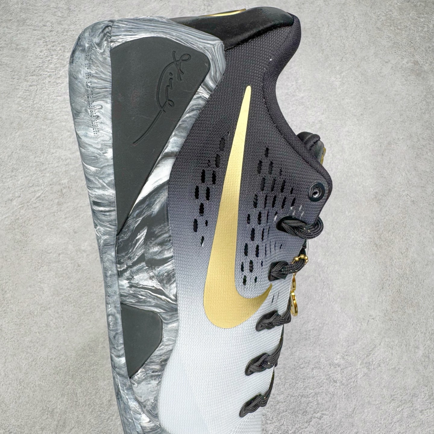 图片[6]-＃S2纯原 Nike Kobe 9 Low EM Think Pink PE 科比九代舒适减震防滑低帮篮球鞋 GIGI黑金 FZ7333-002 React科技鞋垫加持 实战配置直接拉满 原楦纸板开发 鞋身流线型、后跟塑形 区分土肥圆 原厂针织鞋面一针一线匹配原版 全身鞋材卡料色独家定制 唯一万针立体刺绣SWOOSH 真实底模最大48.5 实战利器 专供海外市场 尺码：40 40.5 41 42 42.5 43 44 44.5 45 46 47.5 48.5 （脚宽、脚胖 建议买大半码）-选品中心