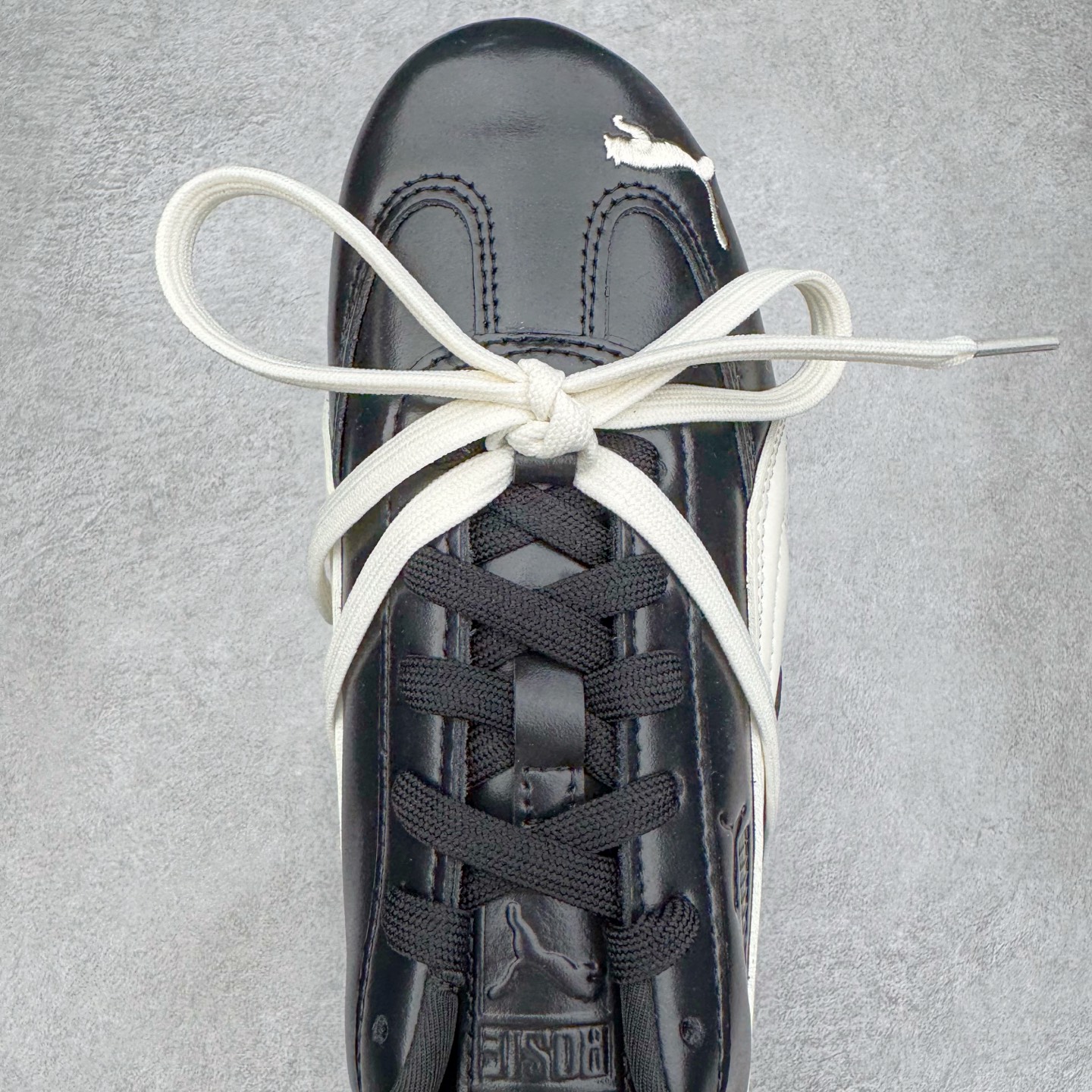 图片[4]-＃CS纯原 Rose x PUMA Speedcat 彪马联名系列情侣薄底赛车德训双鞋带舒适百搭生活休闲鞋 口碑大厂出品 品控大底版型不断改良更新 全套原纸板楦头开发 确保原汁原味 完美呈现版型 一比一鞋头弧度高度鞋身弧度 独家私模原厂航空铝磨具打磨大底 鞋头坡度极致还原 无解鞋型 原盒原配 圈内天花板工艺 原厂玻璃冲刀 超高清洁度 全鞋零毛边皮料切割 原厂中底布 鞋款从80、90年代赛车手所穿的防火赛车鞋为原型，鞋身线条模仿了赛车的流线廓形，体现了空气动力学原理的结构。简约流畅的外观，恰好又和贯穿其中的Formstrip Logo融合恰到好处，视觉上细节丰富且协调。本次Speedcat OG鞋款归来，最大看点自然式保留了窄版鞋型以及薄底构造。这两年各品牌鞋底越做越厚，Speedcat反其道而行之，上脚几乎无鞋底的效果带来耳目一新的视觉体验。鞋面依旧是以质感细腻的麂皮材质打造，并且大面积近乎全包裹的使用，复古味道也愈发浓烈。配色上更是将最原始的黑色和红色带回，向F1赛车队的标志性队服致敬。相信让各位一眼种草的更多是出挑的大红色，上脚即可瞬间点亮整体造型，在以球鞋为核心的OOTD中脱颖而出。而另一款黑色则是低调的万金油，彰显新潮个性的同时又不喧宾夺主，也是热爱简约系穿搭朋友的首选。 尺码：35.5 36 37 37.5 38 38.5 39 40 40.5 41 42 42.5 43 44 44.5 45 46-选品中心