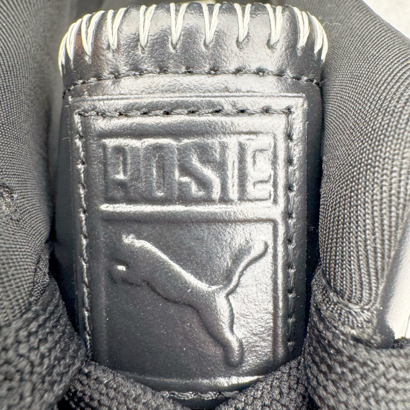 图片[13]-＃CS纯原 Rose x PUMA Speedcat 彪马联名系列情侣薄底赛车德训双鞋带舒适百搭生活休闲鞋 口碑大厂出品 品控大底版型不断改良更新 全套原纸板楦头开发 确保原汁原味 完美呈现版型 一比一鞋头弧度高度鞋身弧度 独家私模原厂航空铝磨具打磨大底 鞋头坡度极致还原 无解鞋型 原盒原配 圈内天花板工艺 原厂玻璃冲刀 超高清洁度 全鞋零毛边皮料切割 原厂中底布 鞋款从80、90年代赛车手所穿的防火赛车鞋为原型，鞋身线条模仿了赛车的流线廓形，体现了空气动力学原理的结构。简约流畅的外观，恰好又和贯穿其中的Formstrip Logo融合恰到好处，视觉上细节丰富且协调。本次Speedcat OG鞋款归来，最大看点自然式保留了窄版鞋型以及薄底构造。这两年各品牌鞋底越做越厚，Speedcat反其道而行之，上脚几乎无鞋底的效果带来耳目一新的视觉体验。鞋面依旧是以质感细腻的麂皮材质打造，并且大面积近乎全包裹的使用，复古味道也愈发浓烈。配色上更是将最原始的黑色和红色带回，向F1赛车队的标志性队服致敬。相信让各位一眼种草的更多是出挑的大红色，上脚即可瞬间点亮整体造型，在以球鞋为核心的OOTD中脱颖而出。而另一款黑色则是低调的万金油，彰显新潮个性的同时又不喧宾夺主，也是热爱简约系穿搭朋友的首选。 尺码：35.5 36 37 37.5 38 38.5 39 40 40.5 41 42 42.5 43 44 44.5 45 46-选品中心