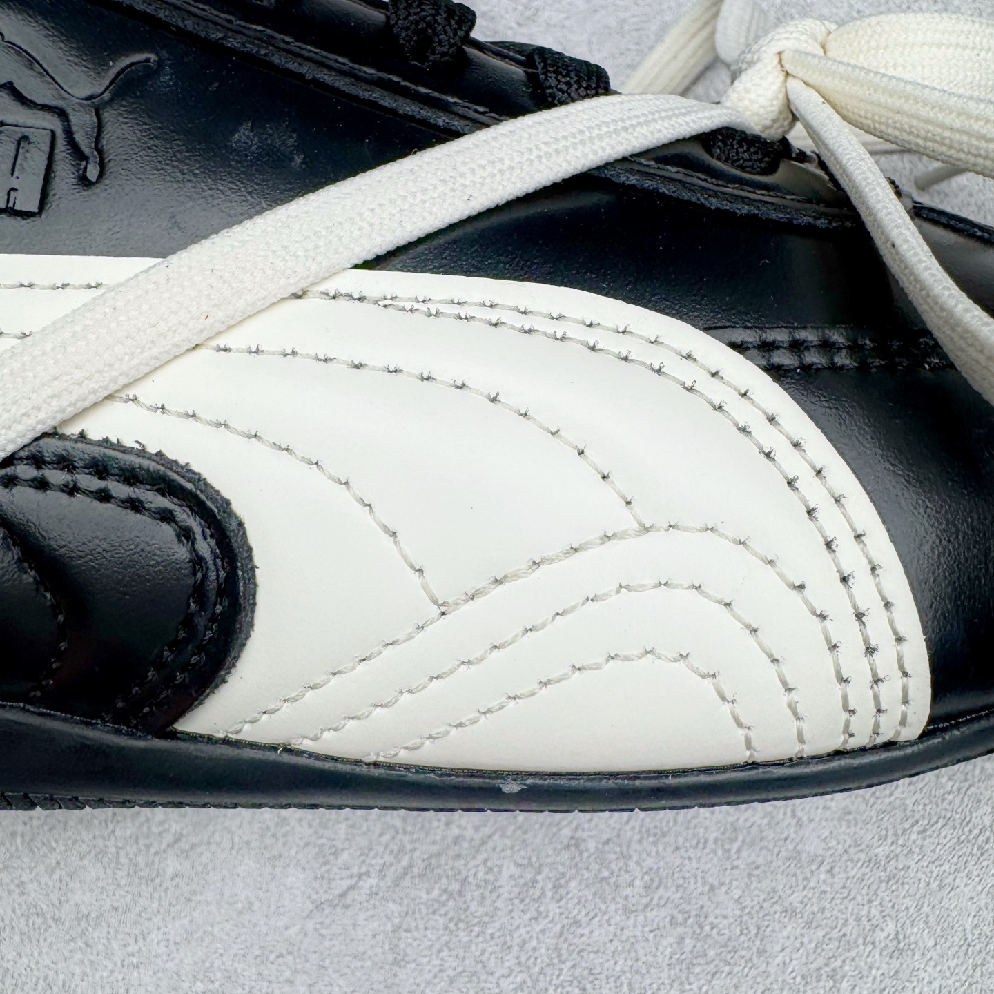 图片[18]-＃CS纯原 Rose x PUMA Speedcat 彪马联名系列情侣薄底赛车德训双鞋带舒适百搭生活休闲鞋 口碑大厂出品 品控大底版型不断改良更新 全套原纸板楦头开发 确保原汁原味 完美呈现版型 一比一鞋头弧度高度鞋身弧度 独家私模原厂航空铝磨具打磨大底 鞋头坡度极致还原 无解鞋型 原盒原配 圈内天花板工艺 原厂玻璃冲刀 超高清洁度 全鞋零毛边皮料切割 原厂中底布 鞋款从80、90年代赛车手所穿的防火赛车鞋为原型，鞋身线条模仿了赛车的流线廓形，体现了空气动力学原理的结构。简约流畅的外观，恰好又和贯穿其中的Formstrip Logo融合恰到好处，视觉上细节丰富且协调。本次Speedcat OG鞋款归来，最大看点自然式保留了窄版鞋型以及薄底构造。这两年各品牌鞋底越做越厚，Speedcat反其道而行之，上脚几乎无鞋底的效果带来耳目一新的视觉体验。鞋面依旧是以质感细腻的麂皮材质打造，并且大面积近乎全包裹的使用，复古味道也愈发浓烈。配色上更是将最原始的黑色和红色带回，向F1赛车队的标志性队服致敬。相信让各位一眼种草的更多是出挑的大红色，上脚即可瞬间点亮整体造型，在以球鞋为核心的OOTD中脱颖而出。而另一款黑色则是低调的万金油，彰显新潮个性的同时又不喧宾夺主，也是热爱简约系穿搭朋友的首选。 尺码：35.5 36 37 37.5 38 38.5 39 40 40.5 41 42 42.5 43 44 44.5 45 46-选品中心