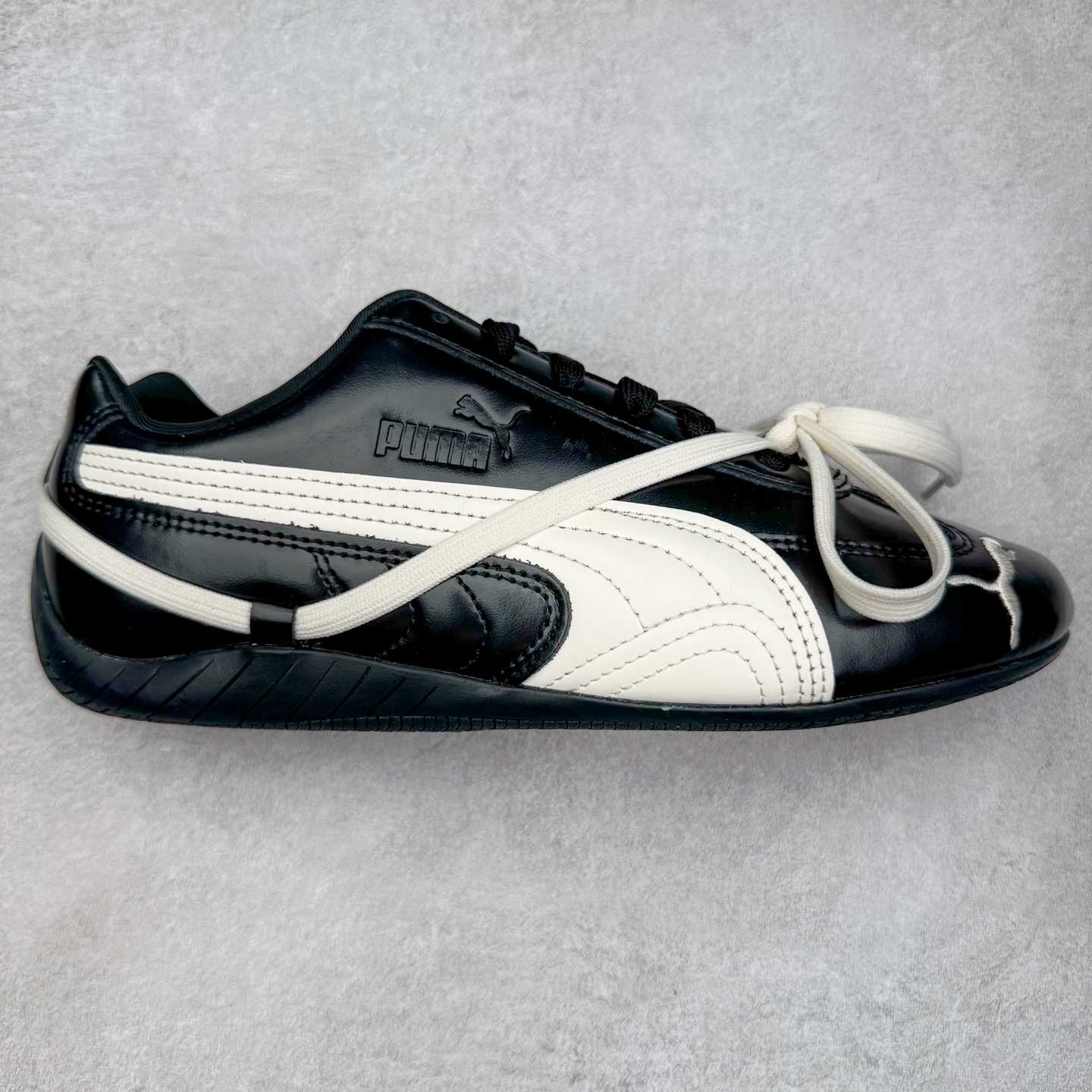 ＃CS纯原 Rose x PUMA Speedcat 彪马联名系列情侣薄底赛车德训双鞋带舒适百搭生活休闲鞋 口碑大厂出品 品控大底版型不断改良更新 全套原纸板楦头开发 确保原汁原味 完美呈现版型 一比一鞋头弧度高度鞋身弧度 独家私模原厂航空铝磨具打磨大底 鞋头坡度极致还原 无解鞋型 原盒原配 圈内天花板工艺 原厂玻璃冲刀 超高清洁度 全鞋零毛边皮料切割 原厂中底布 鞋款从80、90年代赛车手所穿的防火赛车鞋为原型，鞋身线条模仿了赛车的流线廓形，体现了空气动力学原理的结构。简约流畅的外观，恰好又和贯穿其中的Formstrip Logo融合恰到好处，视觉上细节丰富且协调。本次Speedcat OG鞋款归来，最大看点自然式保留了窄版鞋型以及薄底构造。这两年各品牌鞋底越做越厚，Speedcat反其道而行之，上脚几乎无鞋底的效果带来耳目一新的视觉体验。鞋面依旧是以质感细腻的麂皮材质打造，并且大面积近乎全包裹的使用，复古味道也愈发浓烈。配色上更是将最原始的黑色和红色带回，向F1赛车队的标志性队服致敬。相信让各位一眼种草的更多是出挑的大红色，上脚即可瞬间点亮整体造型，在以球鞋为核心的OOTD中脱颖而出。而另一款黑色则是低调的万金油，彰显新潮个性的同时又不喧宾夺主，也是热爱简约系穿搭朋友的首选。 尺码：35.5 36 37 37.5 38 38.5 39 40 40.5 41 42 42.5 43 44 44.5 45 46-选品中心