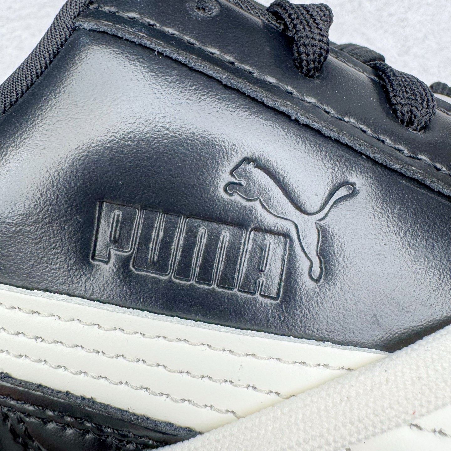 图片[19]-＃CS纯原 Rose x PUMA Speedcat 彪马联名系列情侣薄底赛车德训双鞋带舒适百搭生活休闲鞋 口碑大厂出品 品控大底版型不断改良更新 全套原纸板楦头开发 确保原汁原味 完美呈现版型 一比一鞋头弧度高度鞋身弧度 独家私模原厂航空铝磨具打磨大底 鞋头坡度极致还原 无解鞋型 原盒原配 圈内天花板工艺 原厂玻璃冲刀 超高清洁度 全鞋零毛边皮料切割 原厂中底布 鞋款从80、90年代赛车手所穿的防火赛车鞋为原型，鞋身线条模仿了赛车的流线廓形，体现了空气动力学原理的结构。简约流畅的外观，恰好又和贯穿其中的Formstrip Logo融合恰到好处，视觉上细节丰富且协调。本次Speedcat OG鞋款归来，最大看点自然式保留了窄版鞋型以及薄底构造。这两年各品牌鞋底越做越厚，Speedcat反其道而行之，上脚几乎无鞋底的效果带来耳目一新的视觉体验。鞋面依旧是以质感细腻的麂皮材质打造，并且大面积近乎全包裹的使用，复古味道也愈发浓烈。配色上更是将最原始的黑色和红色带回，向F1赛车队的标志性队服致敬。相信让各位一眼种草的更多是出挑的大红色，上脚即可瞬间点亮整体造型，在以球鞋为核心的OOTD中脱颖而出。而另一款黑色则是低调的万金油，彰显新潮个性的同时又不喧宾夺主，也是热爱简约系穿搭朋友的首选。 尺码：35.5 36 37 37.5 38 38.5 39 40 40.5 41 42 42.5 43 44 44.5 45 46-选品中心