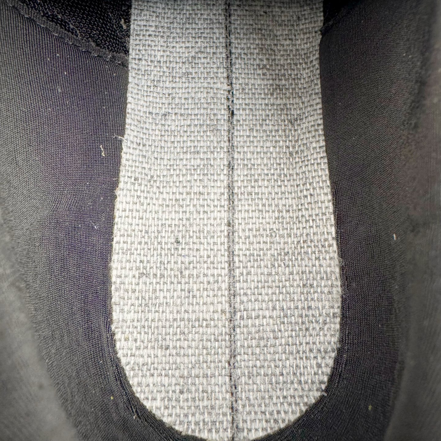 图片[10]-＃CS纯原 Rose x PUMA Speedcat 彪马联名系列情侣薄底赛车德训双鞋带舒适百搭生活休闲鞋 口碑大厂出品 品控大底版型不断改良更新 全套原纸板楦头开发 确保原汁原味 完美呈现版型 一比一鞋头弧度高度鞋身弧度 独家私模原厂航空铝磨具打磨大底 鞋头坡度极致还原 无解鞋型 原盒原配 圈内天花板工艺 原厂玻璃冲刀 超高清洁度 全鞋零毛边皮料切割 原厂中底布 鞋款从80、90年代赛车手所穿的防火赛车鞋为原型，鞋身线条模仿了赛车的流线廓形，体现了空气动力学原理的结构。简约流畅的外观，恰好又和贯穿其中的Formstrip Logo融合恰到好处，视觉上细节丰富且协调。本次Speedcat OG鞋款归来，最大看点自然式保留了窄版鞋型以及薄底构造。这两年各品牌鞋底越做越厚，Speedcat反其道而行之，上脚几乎无鞋底的效果带来耳目一新的视觉体验。鞋面依旧是以质感细腻的麂皮材质打造，并且大面积近乎全包裹的使用，复古味道也愈发浓烈。配色上更是将最原始的黑色和红色带回，向F1赛车队的标志性队服致敬。相信让各位一眼种草的更多是出挑的大红色，上脚即可瞬间点亮整体造型，在以球鞋为核心的OOTD中脱颖而出。而另一款黑色则是低调的万金油，彰显新潮个性的同时又不喧宾夺主，也是热爱简约系穿搭朋友的首选。 尺码：35.5 36 37 37.5 38 38.5 39 40 40.5 41 42 42.5 43 44 44.5 45 46-选品中心