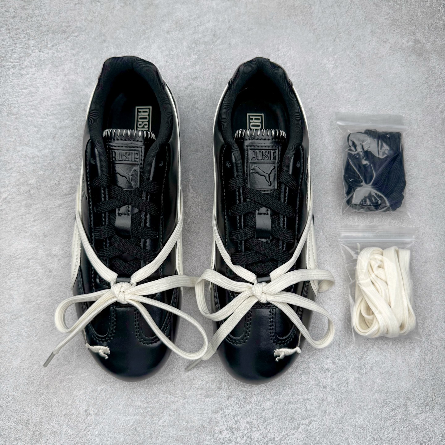 图片[2]-＃CS纯原 Rose x PUMA Speedcat 彪马联名系列情侣薄底赛车德训双鞋带舒适百搭生活休闲鞋 口碑大厂出品 品控大底版型不断改良更新 全套原纸板楦头开发 确保原汁原味 完美呈现版型 一比一鞋头弧度高度鞋身弧度 独家私模原厂航空铝磨具打磨大底 鞋头坡度极致还原 无解鞋型 原盒原配 圈内天花板工艺 原厂玻璃冲刀 超高清洁度 全鞋零毛边皮料切割 原厂中底布 鞋款从80、90年代赛车手所穿的防火赛车鞋为原型，鞋身线条模仿了赛车的流线廓形，体现了空气动力学原理的结构。简约流畅的外观，恰好又和贯穿其中的Formstrip Logo融合恰到好处，视觉上细节丰富且协调。本次Speedcat OG鞋款归来，最大看点自然式保留了窄版鞋型以及薄底构造。这两年各品牌鞋底越做越厚，Speedcat反其道而行之，上脚几乎无鞋底的效果带来耳目一新的视觉体验。鞋面依旧是以质感细腻的麂皮材质打造，并且大面积近乎全包裹的使用，复古味道也愈发浓烈。配色上更是将最原始的黑色和红色带回，向F1赛车队的标志性队服致敬。相信让各位一眼种草的更多是出挑的大红色，上脚即可瞬间点亮整体造型，在以球鞋为核心的OOTD中脱颖而出。而另一款黑色则是低调的万金油，彰显新潮个性的同时又不喧宾夺主，也是热爱简约系穿搭朋友的首选。 尺码：35.5 36 37 37.5 38 38.5 39 40 40.5 41 42 42.5 43 44 44.5 45 46-选品中心