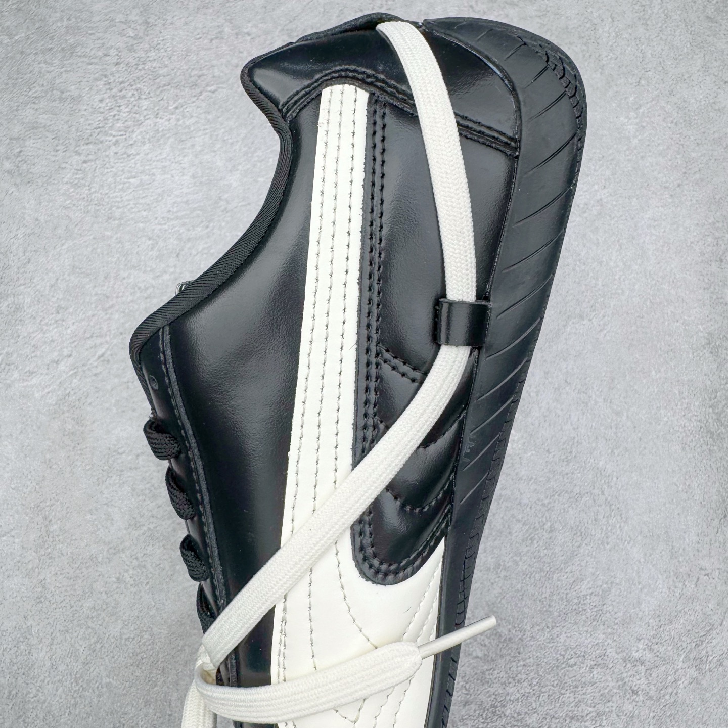 图片[7]-＃CS纯原 Rose x PUMA Speedcat 彪马联名系列情侣薄底赛车德训双鞋带舒适百搭生活休闲鞋 口碑大厂出品 品控大底版型不断改良更新 全套原纸板楦头开发 确保原汁原味 完美呈现版型 一比一鞋头弧度高度鞋身弧度 独家私模原厂航空铝磨具打磨大底 鞋头坡度极致还原 无解鞋型 原盒原配 圈内天花板工艺 原厂玻璃冲刀 超高清洁度 全鞋零毛边皮料切割 原厂中底布 鞋款从80、90年代赛车手所穿的防火赛车鞋为原型，鞋身线条模仿了赛车的流线廓形，体现了空气动力学原理的结构。简约流畅的外观，恰好又和贯穿其中的Formstrip Logo融合恰到好处，视觉上细节丰富且协调。本次Speedcat OG鞋款归来，最大看点自然式保留了窄版鞋型以及薄底构造。这两年各品牌鞋底越做越厚，Speedcat反其道而行之，上脚几乎无鞋底的效果带来耳目一新的视觉体验。鞋面依旧是以质感细腻的麂皮材质打造，并且大面积近乎全包裹的使用，复古味道也愈发浓烈。配色上更是将最原始的黑色和红色带回，向F1赛车队的标志性队服致敬。相信让各位一眼种草的更多是出挑的大红色，上脚即可瞬间点亮整体造型，在以球鞋为核心的OOTD中脱颖而出。而另一款黑色则是低调的万金油，彰显新潮个性的同时又不喧宾夺主，也是热爱简约系穿搭朋友的首选。 尺码：35.5 36 37 37.5 38 38.5 39 40 40.5 41 42 42.5 43 44 44.5 45 46-选品中心