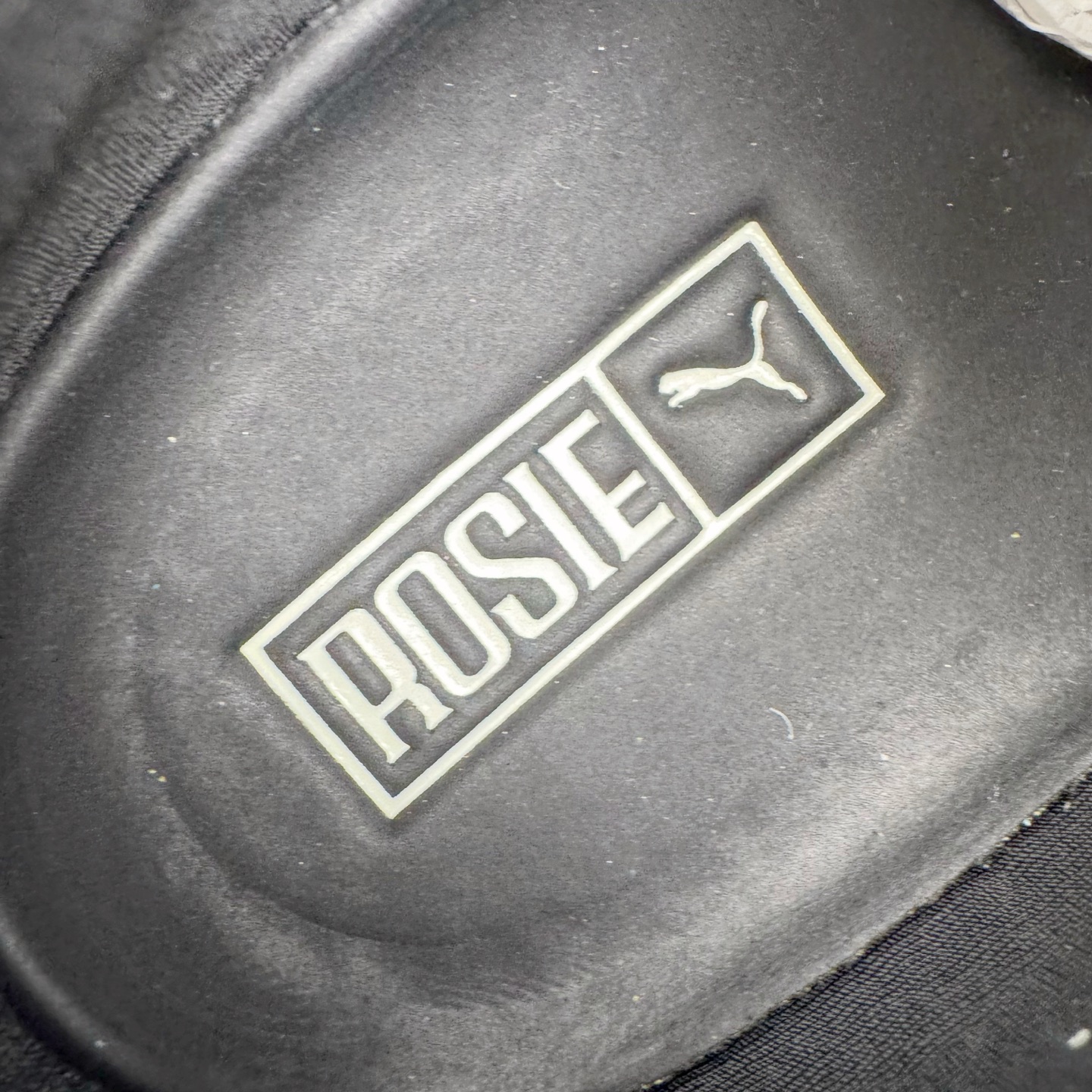 图片[11]-＃CS纯原 Rose x PUMA Speedcat 彪马联名系列情侣薄底赛车德训双鞋带舒适百搭生活休闲鞋 口碑大厂出品 品控大底版型不断改良更新 全套原纸板楦头开发 确保原汁原味 完美呈现版型 一比一鞋头弧度高度鞋身弧度 独家私模原厂航空铝磨具打磨大底 鞋头坡度极致还原 无解鞋型 原盒原配 圈内天花板工艺 原厂玻璃冲刀 超高清洁度 全鞋零毛边皮料切割 原厂中底布 鞋款从80、90年代赛车手所穿的防火赛车鞋为原型，鞋身线条模仿了赛车的流线廓形，体现了空气动力学原理的结构。简约流畅的外观，恰好又和贯穿其中的Formstrip Logo融合恰到好处，视觉上细节丰富且协调。本次Speedcat OG鞋款归来，最大看点自然式保留了窄版鞋型以及薄底构造。这两年各品牌鞋底越做越厚，Speedcat反其道而行之，上脚几乎无鞋底的效果带来耳目一新的视觉体验。鞋面依旧是以质感细腻的麂皮材质打造，并且大面积近乎全包裹的使用，复古味道也愈发浓烈。配色上更是将最原始的黑色和红色带回，向F1赛车队的标志性队服致敬。相信让各位一眼种草的更多是出挑的大红色，上脚即可瞬间点亮整体造型，在以球鞋为核心的OOTD中脱颖而出。而另一款黑色则是低调的万金油，彰显新潮个性的同时又不喧宾夺主，也是热爱简约系穿搭朋友的首选。 尺码：35.5 36 37 37.5 38 38.5 39 40 40.5 41 42 42.5 43 44 44.5 45 46-选品中心