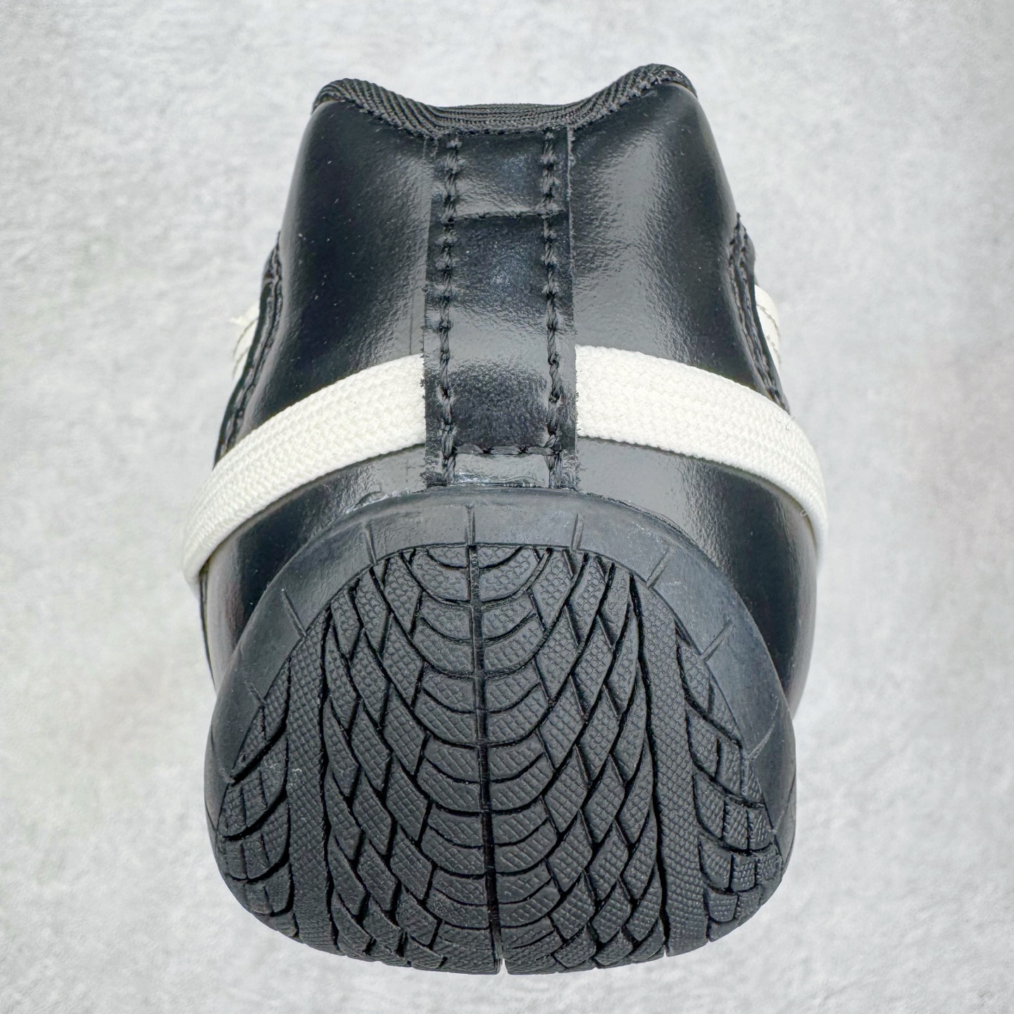 图片[8]-＃CS纯原 Rose x PUMA Speedcat 彪马联名系列情侣薄底赛车德训双鞋带舒适百搭生活休闲鞋 口碑大厂出品 品控大底版型不断改良更新 全套原纸板楦头开发 确保原汁原味 完美呈现版型 一比一鞋头弧度高度鞋身弧度 独家私模原厂航空铝磨具打磨大底 鞋头坡度极致还原 无解鞋型 原盒原配 圈内天花板工艺 原厂玻璃冲刀 超高清洁度 全鞋零毛边皮料切割 原厂中底布 鞋款从80、90年代赛车手所穿的防火赛车鞋为原型，鞋身线条模仿了赛车的流线廓形，体现了空气动力学原理的结构。简约流畅的外观，恰好又和贯穿其中的Formstrip Logo融合恰到好处，视觉上细节丰富且协调。本次Speedcat OG鞋款归来，最大看点自然式保留了窄版鞋型以及薄底构造。这两年各品牌鞋底越做越厚，Speedcat反其道而行之，上脚几乎无鞋底的效果带来耳目一新的视觉体验。鞋面依旧是以质感细腻的麂皮材质打造，并且大面积近乎全包裹的使用，复古味道也愈发浓烈。配色上更是将最原始的黑色和红色带回，向F1赛车队的标志性队服致敬。相信让各位一眼种草的更多是出挑的大红色，上脚即可瞬间点亮整体造型，在以球鞋为核心的OOTD中脱颖而出。而另一款黑色则是低调的万金油，彰显新潮个性的同时又不喧宾夺主，也是热爱简约系穿搭朋友的首选。 尺码：35.5 36 37 37.5 38 38.5 39 40 40.5 41 42 42.5 43 44 44.5 45 46-选品中心