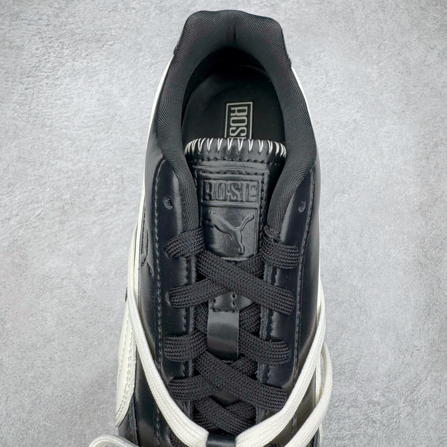 图片[5]-＃CS纯原 Rose x PUMA Speedcat 彪马联名系列情侣薄底赛车德训双鞋带舒适百搭生活休闲鞋 口碑大厂出品 品控大底版型不断改良更新 全套原纸板楦头开发 确保原汁原味 完美呈现版型 一比一鞋头弧度高度鞋身弧度 独家私模原厂航空铝磨具打磨大底 鞋头坡度极致还原 无解鞋型 原盒原配 圈内天花板工艺 原厂玻璃冲刀 超高清洁度 全鞋零毛边皮料切割 原厂中底布 鞋款从80、90年代赛车手所穿的防火赛车鞋为原型，鞋身线条模仿了赛车的流线廓形，体现了空气动力学原理的结构。简约流畅的外观，恰好又和贯穿其中的Formstrip Logo融合恰到好处，视觉上细节丰富且协调。本次Speedcat OG鞋款归来，最大看点自然式保留了窄版鞋型以及薄底构造。这两年各品牌鞋底越做越厚，Speedcat反其道而行之，上脚几乎无鞋底的效果带来耳目一新的视觉体验。鞋面依旧是以质感细腻的麂皮材质打造，并且大面积近乎全包裹的使用，复古味道也愈发浓烈。配色上更是将最原始的黑色和红色带回，向F1赛车队的标志性队服致敬。相信让各位一眼种草的更多是出挑的大红色，上脚即可瞬间点亮整体造型，在以球鞋为核心的OOTD中脱颖而出。而另一款黑色则是低调的万金油，彰显新潮个性的同时又不喧宾夺主，也是热爱简约系穿搭朋友的首选。 尺码：35.5 36 37 37.5 38 38.5 39 40 40.5 41 42 42.5 43 44 44.5 45 46-选品中心