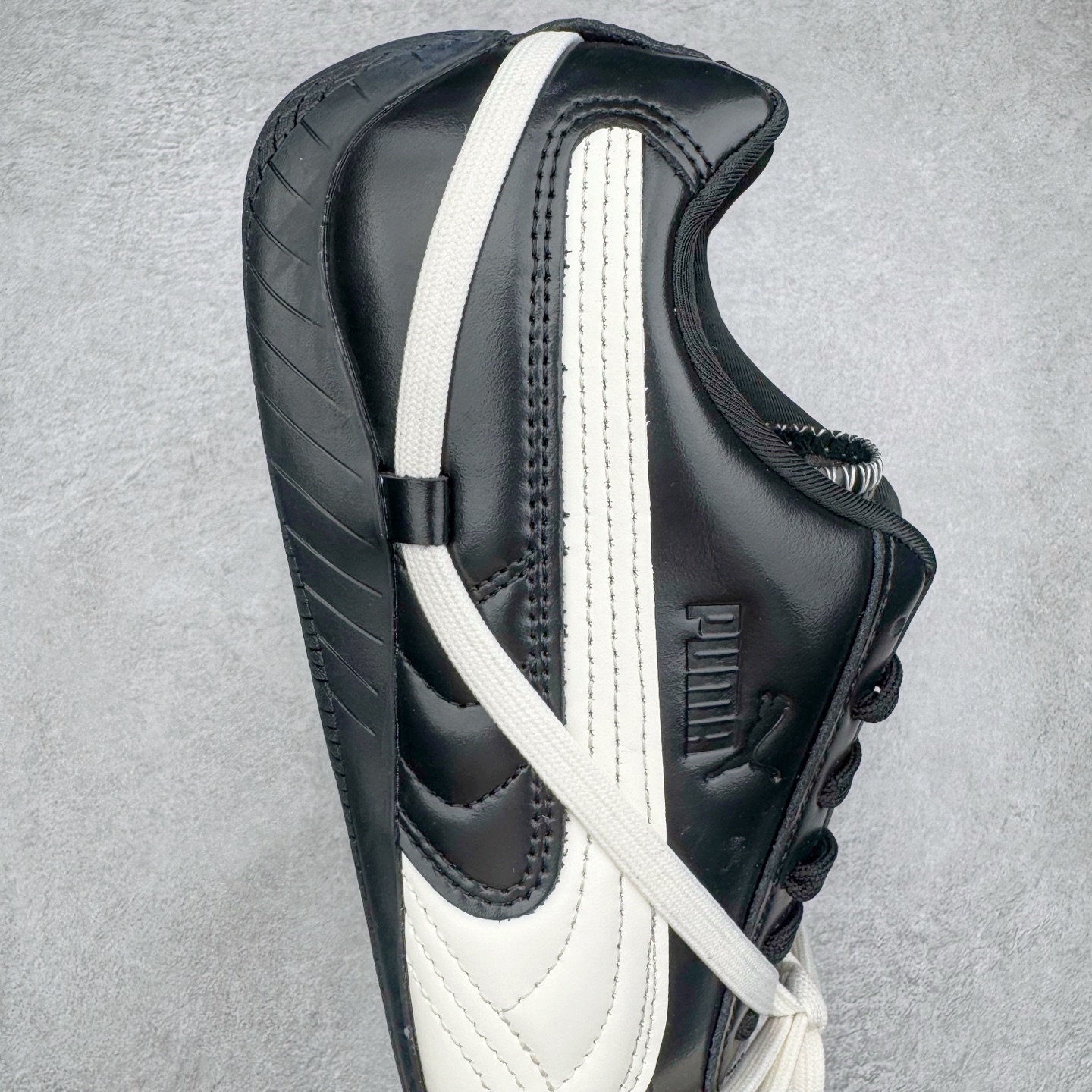 图片[6]-＃CS纯原 Rose x PUMA Speedcat 彪马联名系列情侣薄底赛车德训双鞋带舒适百搭生活休闲鞋 口碑大厂出品 品控大底版型不断改良更新 全套原纸板楦头开发 确保原汁原味 完美呈现版型 一比一鞋头弧度高度鞋身弧度 独家私模原厂航空铝磨具打磨大底 鞋头坡度极致还原 无解鞋型 原盒原配 圈内天花板工艺 原厂玻璃冲刀 超高清洁度 全鞋零毛边皮料切割 原厂中底布 鞋款从80、90年代赛车手所穿的防火赛车鞋为原型，鞋身线条模仿了赛车的流线廓形，体现了空气动力学原理的结构。简约流畅的外观，恰好又和贯穿其中的Formstrip Logo融合恰到好处，视觉上细节丰富且协调。本次Speedcat OG鞋款归来，最大看点自然式保留了窄版鞋型以及薄底构造。这两年各品牌鞋底越做越厚，Speedcat反其道而行之，上脚几乎无鞋底的效果带来耳目一新的视觉体验。鞋面依旧是以质感细腻的麂皮材质打造，并且大面积近乎全包裹的使用，复古味道也愈发浓烈。配色上更是将最原始的黑色和红色带回，向F1赛车队的标志性队服致敬。相信让各位一眼种草的更多是出挑的大红色，上脚即可瞬间点亮整体造型，在以球鞋为核心的OOTD中脱颖而出。而另一款黑色则是低调的万金油，彰显新潮个性的同时又不喧宾夺主，也是热爱简约系穿搭朋友的首选。 尺码：35.5 36 37 37.5 38 38.5 39 40 40.5 41 42 42.5 43 44 44.5 45 46-选品中心