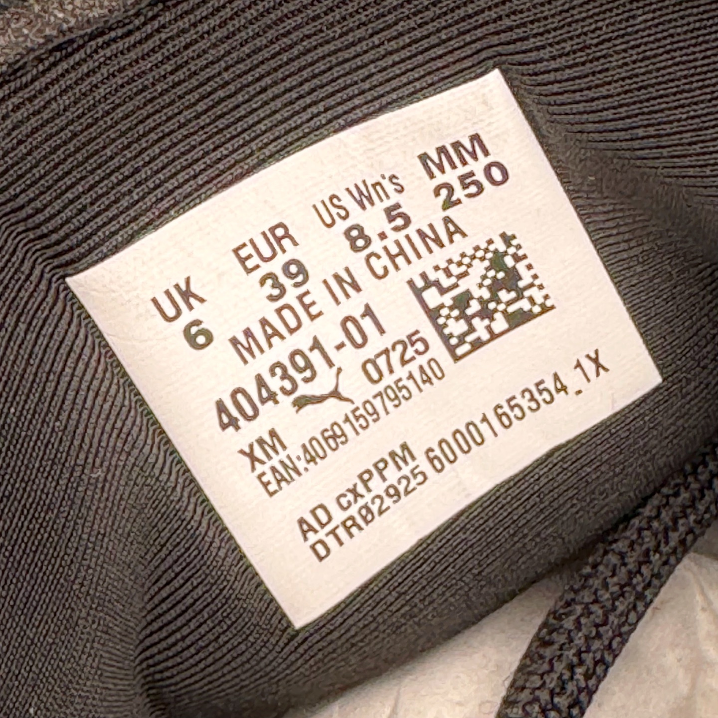 图片[12]-＃CS纯原 Rose x PUMA Speedcat 彪马联名系列情侣薄底赛车德训双鞋带舒适百搭生活休闲鞋 口碑大厂出品 品控大底版型不断改良更新 全套原纸板楦头开发 确保原汁原味 完美呈现版型 一比一鞋头弧度高度鞋身弧度 独家私模原厂航空铝磨具打磨大底 鞋头坡度极致还原 无解鞋型 原盒原配 圈内天花板工艺 原厂玻璃冲刀 超高清洁度 全鞋零毛边皮料切割 原厂中底布 鞋款从80、90年代赛车手所穿的防火赛车鞋为原型，鞋身线条模仿了赛车的流线廓形，体现了空气动力学原理的结构。简约流畅的外观，恰好又和贯穿其中的Formstrip Logo融合恰到好处，视觉上细节丰富且协调。本次Speedcat OG鞋款归来，最大看点自然式保留了窄版鞋型以及薄底构造。这两年各品牌鞋底越做越厚，Speedcat反其道而行之，上脚几乎无鞋底的效果带来耳目一新的视觉体验。鞋面依旧是以质感细腻的麂皮材质打造，并且大面积近乎全包裹的使用，复古味道也愈发浓烈。配色上更是将最原始的黑色和红色带回，向F1赛车队的标志性队服致敬。相信让各位一眼种草的更多是出挑的大红色，上脚即可瞬间点亮整体造型，在以球鞋为核心的OOTD中脱颖而出。而另一款黑色则是低调的万金油，彰显新潮个性的同时又不喧宾夺主，也是热爱简约系穿搭朋友的首选。 尺码：35.5 36 37 37.5 38 38.5 39 40 40.5 41 42 42.5 43 44 44.5 45 46-选品中心