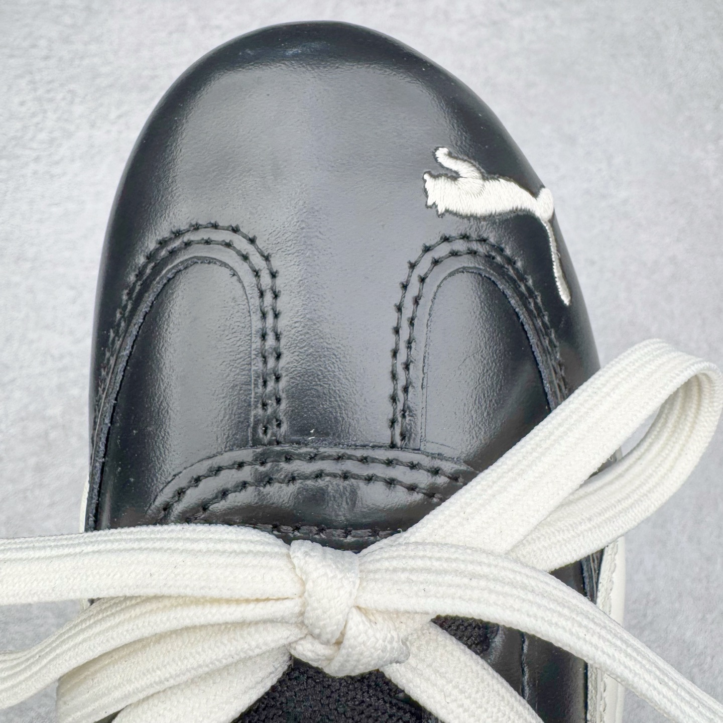 图片[15]-＃CS纯原 Rose x PUMA Speedcat 彪马联名系列情侣薄底赛车德训双鞋带舒适百搭生活休闲鞋 口碑大厂出品 品控大底版型不断改良更新 全套原纸板楦头开发 确保原汁原味 完美呈现版型 一比一鞋头弧度高度鞋身弧度 独家私模原厂航空铝磨具打磨大底 鞋头坡度极致还原 无解鞋型 原盒原配 圈内天花板工艺 原厂玻璃冲刀 超高清洁度 全鞋零毛边皮料切割 原厂中底布 鞋款从80、90年代赛车手所穿的防火赛车鞋为原型，鞋身线条模仿了赛车的流线廓形，体现了空气动力学原理的结构。简约流畅的外观，恰好又和贯穿其中的Formstrip Logo融合恰到好处，视觉上细节丰富且协调。本次Speedcat OG鞋款归来，最大看点自然式保留了窄版鞋型以及薄底构造。这两年各品牌鞋底越做越厚，Speedcat反其道而行之，上脚几乎无鞋底的效果带来耳目一新的视觉体验。鞋面依旧是以质感细腻的麂皮材质打造，并且大面积近乎全包裹的使用，复古味道也愈发浓烈。配色上更是将最原始的黑色和红色带回，向F1赛车队的标志性队服致敬。相信让各位一眼种草的更多是出挑的大红色，上脚即可瞬间点亮整体造型，在以球鞋为核心的OOTD中脱颖而出。而另一款黑色则是低调的万金油，彰显新潮个性的同时又不喧宾夺主，也是热爱简约系穿搭朋友的首选。 尺码：35.5 36 37 37.5 38 38.5 39 40 40.5 41 42 42.5 43 44 44.5 45 46-选品中心