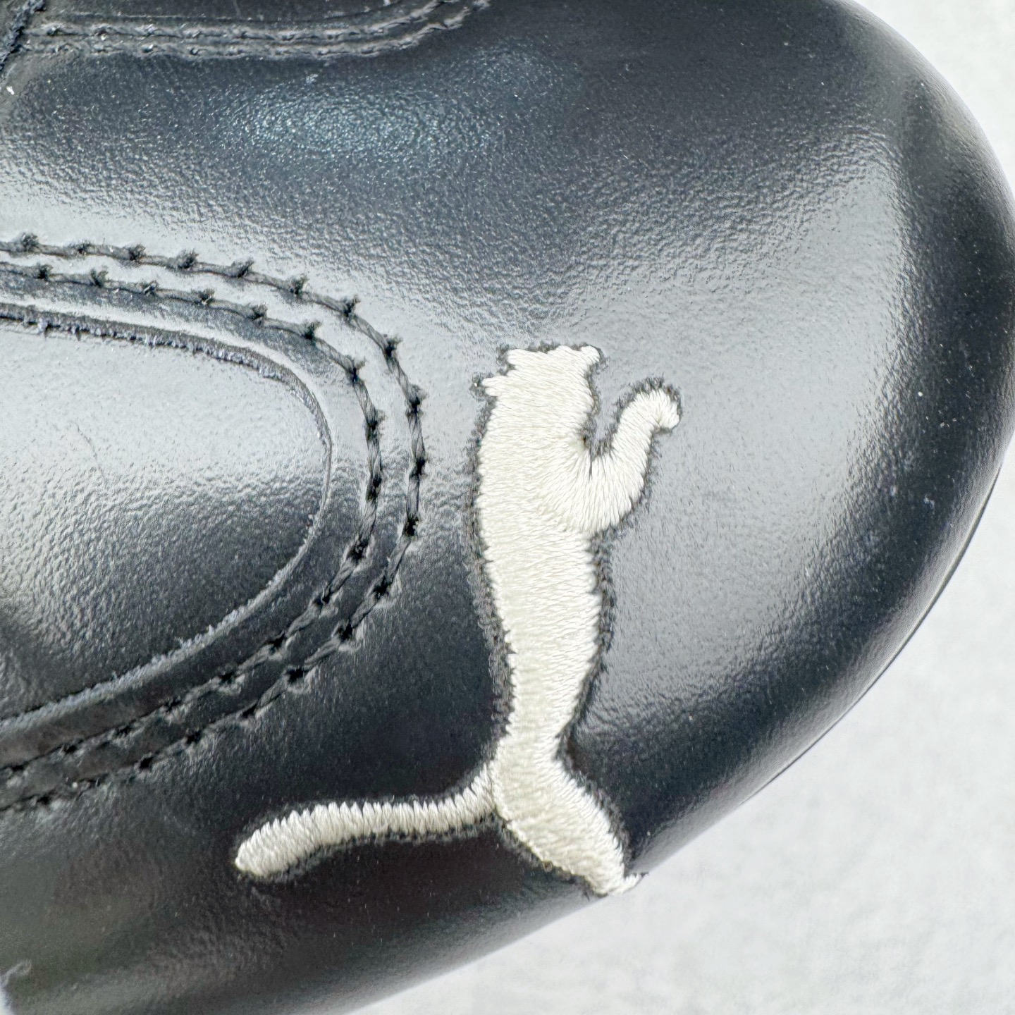 图片[14]-＃CS纯原 Rose x PUMA Speedcat 彪马联名系列情侣薄底赛车德训双鞋带舒适百搭生活休闲鞋 口碑大厂出品 品控大底版型不断改良更新 全套原纸板楦头开发 确保原汁原味 完美呈现版型 一比一鞋头弧度高度鞋身弧度 独家私模原厂航空铝磨具打磨大底 鞋头坡度极致还原 无解鞋型 原盒原配 圈内天花板工艺 原厂玻璃冲刀 超高清洁度 全鞋零毛边皮料切割 原厂中底布 鞋款从80、90年代赛车手所穿的防火赛车鞋为原型，鞋身线条模仿了赛车的流线廓形，体现了空气动力学原理的结构。简约流畅的外观，恰好又和贯穿其中的Formstrip Logo融合恰到好处，视觉上细节丰富且协调。本次Speedcat OG鞋款归来，最大看点自然式保留了窄版鞋型以及薄底构造。这两年各品牌鞋底越做越厚，Speedcat反其道而行之，上脚几乎无鞋底的效果带来耳目一新的视觉体验。鞋面依旧是以质感细腻的麂皮材质打造，并且大面积近乎全包裹的使用，复古味道也愈发浓烈。配色上更是将最原始的黑色和红色带回，向F1赛车队的标志性队服致敬。相信让各位一眼种草的更多是出挑的大红色，上脚即可瞬间点亮整体造型，在以球鞋为核心的OOTD中脱颖而出。而另一款黑色则是低调的万金油，彰显新潮个性的同时又不喧宾夺主，也是热爱简约系穿搭朋友的首选。 尺码：35.5 36 37 37.5 38 38.5 39 40 40.5 41 42 42.5 43 44 44.5 45 46-选品中心