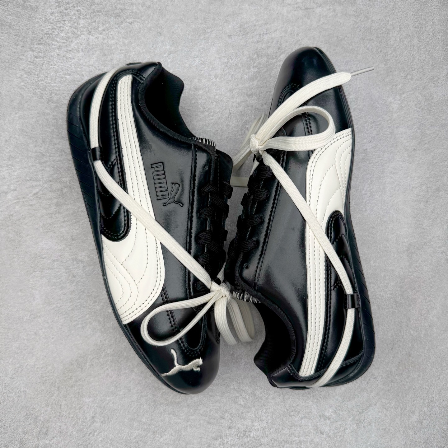 图片[3]-＃CS纯原 Rose x PUMA Speedcat 彪马联名系列情侣薄底赛车德训双鞋带舒适百搭生活休闲鞋 口碑大厂出品 品控大底版型不断改良更新 全套原纸板楦头开发 确保原汁原味 完美呈现版型 一比一鞋头弧度高度鞋身弧度 独家私模原厂航空铝磨具打磨大底 鞋头坡度极致还原 无解鞋型 原盒原配 圈内天花板工艺 原厂玻璃冲刀 超高清洁度 全鞋零毛边皮料切割 原厂中底布 鞋款从80、90年代赛车手所穿的防火赛车鞋为原型，鞋身线条模仿了赛车的流线廓形，体现了空气动力学原理的结构。简约流畅的外观，恰好又和贯穿其中的Formstrip Logo融合恰到好处，视觉上细节丰富且协调。本次Speedcat OG鞋款归来，最大看点自然式保留了窄版鞋型以及薄底构造。这两年各品牌鞋底越做越厚，Speedcat反其道而行之，上脚几乎无鞋底的效果带来耳目一新的视觉体验。鞋面依旧是以质感细腻的麂皮材质打造，并且大面积近乎全包裹的使用，复古味道也愈发浓烈。配色上更是将最原始的黑色和红色带回，向F1赛车队的标志性队服致敬。相信让各位一眼种草的更多是出挑的大红色，上脚即可瞬间点亮整体造型，在以球鞋为核心的OOTD中脱颖而出。而另一款黑色则是低调的万金油，彰显新潮个性的同时又不喧宾夺主，也是热爱简约系穿搭朋友的首选。 尺码：35.5 36 37 37.5 38 38.5 39 40 40.5 41 42 42.5 43 44 44.5 45 46-选品中心