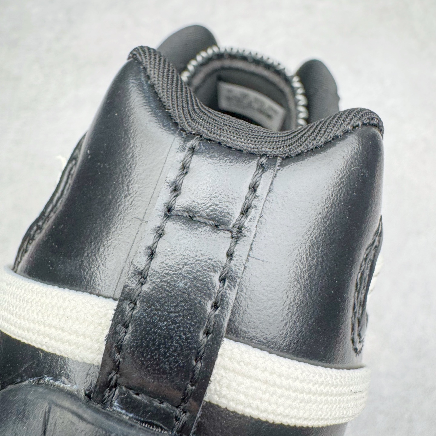 图片[16]-＃CS纯原 Rose x PUMA Speedcat 彪马联名系列情侣薄底赛车德训双鞋带舒适百搭生活休闲鞋 口碑大厂出品 品控大底版型不断改良更新 全套原纸板楦头开发 确保原汁原味 完美呈现版型 一比一鞋头弧度高度鞋身弧度 独家私模原厂航空铝磨具打磨大底 鞋头坡度极致还原 无解鞋型 原盒原配 圈内天花板工艺 原厂玻璃冲刀 超高清洁度 全鞋零毛边皮料切割 原厂中底布 鞋款从80、90年代赛车手所穿的防火赛车鞋为原型，鞋身线条模仿了赛车的流线廓形，体现了空气动力学原理的结构。简约流畅的外观，恰好又和贯穿其中的Formstrip Logo融合恰到好处，视觉上细节丰富且协调。本次Speedcat OG鞋款归来，最大看点自然式保留了窄版鞋型以及薄底构造。这两年各品牌鞋底越做越厚，Speedcat反其道而行之，上脚几乎无鞋底的效果带来耳目一新的视觉体验。鞋面依旧是以质感细腻的麂皮材质打造，并且大面积近乎全包裹的使用，复古味道也愈发浓烈。配色上更是将最原始的黑色和红色带回，向F1赛车队的标志性队服致敬。相信让各位一眼种草的更多是出挑的大红色，上脚即可瞬间点亮整体造型，在以球鞋为核心的OOTD中脱颖而出。而另一款黑色则是低调的万金油，彰显新潮个性的同时又不喧宾夺主，也是热爱简约系穿搭朋友的首选。 尺码：35.5 36 37 37.5 38 38.5 39 40 40.5 41 42 42.5 43 44 44.5 45 46-选品中心