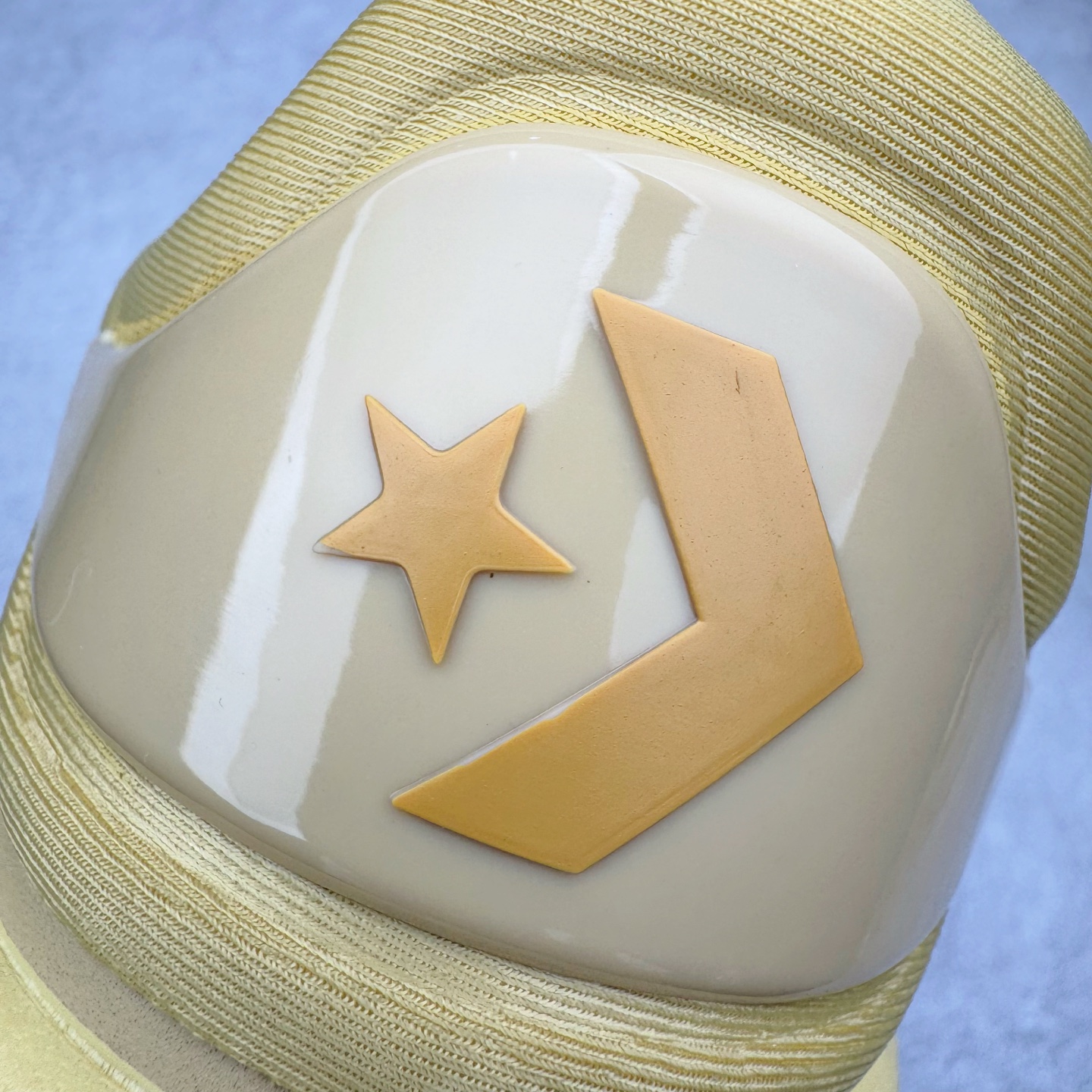 图片[11]-＃K版纯原 Shai Gilgeous-Alexander x Converse SHAI 001 匡威联名时尚舒适篮球鞋 Converse 携手其签约球星兼篮球创意总监、NBA 总冠军及 FMVP 谢伊·吉尔杰斯-亚历山大，推出首款签名鞋 SHAI 001。这双鞋不仅是高性能篮球鞋，更是 Shai 个人风格的具象化表达。整双鞋的鞋面采用了无缝设计，突出了它的流畅线条和柔和的弧度，给人一种“收敛的锐利感”。略带复古感的低帮，配合现代感十足的材质拼接，都在暗示这是一双兼具灵活与支撑的实战利器。仿绒面皮质感的材料与凸起部分的立体太空棉，可以预感会对透气性有些许影响，长时间穿着鞋面前端的折痕也不可避免。鞋面的拉链设计将鞋带隐藏其中，使整双鞋的外观更加一体化，鞋面没有多余的设计，简单干净，搭配黄油配色的复古风，整体也兼具了潮流穿搭的属性。尺码：36 37 37.5 38 38.5 39 40 40.5 41 42 42.5 43 44 44.5 45 46-选品中心