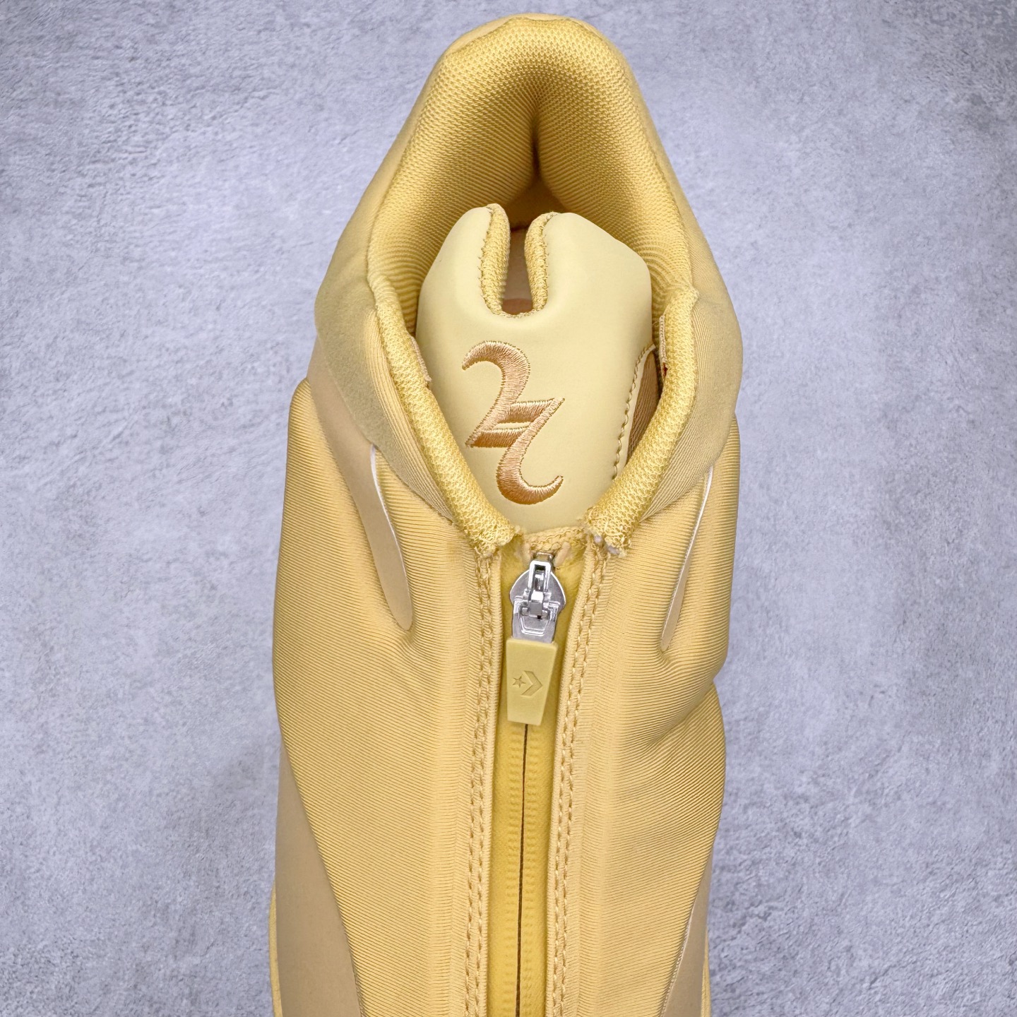 图片[5]-＃K版纯原 Shai Gilgeous-Alexander x Converse SHAI 001 匡威联名时尚舒适篮球鞋 Converse 携手其签约球星兼篮球创意总监、NBA 总冠军及 FMVP 谢伊·吉尔杰斯-亚历山大，推出首款签名鞋 SHAI 001。这双鞋不仅是高性能篮球鞋，更是 Shai 个人风格的具象化表达。整双鞋的鞋面采用了无缝设计，突出了它的流畅线条和柔和的弧度，给人一种“收敛的锐利感”。略带复古感的低帮，配合现代感十足的材质拼接，都在暗示这是一双兼具灵活与支撑的实战利器。仿绒面皮质感的材料与凸起部分的立体太空棉，可以预感会对透气性有些许影响，长时间穿着鞋面前端的折痕也不可避免。鞋面的拉链设计将鞋带隐藏其中，使整双鞋的外观更加一体化，鞋面没有多余的设计，简单干净，搭配黄油配色的复古风，整体也兼具了潮流穿搭的属性。尺码：36 37 37.5 38 38.5 39 40 40.5 41 42 42.5 43 44 44.5 45 46-选品中心