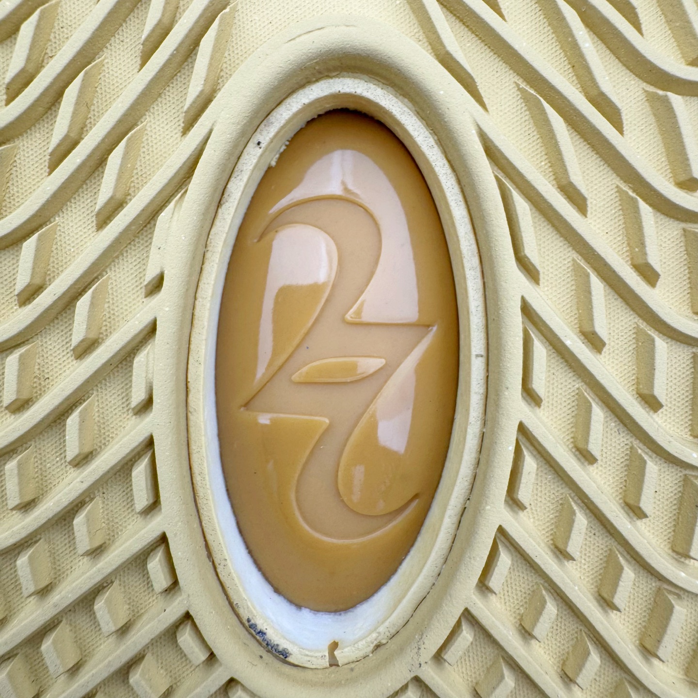 图片[18]-＃K版纯原 Shai Gilgeous-Alexander x Converse SHAI 001 匡威联名时尚舒适篮球鞋 Converse 携手其签约球星兼篮球创意总监、NBA 总冠军及 FMVP 谢伊·吉尔杰斯-亚历山大，推出首款签名鞋 SHAI 001。这双鞋不仅是高性能篮球鞋，更是 Shai 个人风格的具象化表达。整双鞋的鞋面采用了无缝设计，突出了它的流畅线条和柔和的弧度，给人一种“收敛的锐利感”。略带复古感的低帮，配合现代感十足的材质拼接，都在暗示这是一双兼具灵活与支撑的实战利器。仿绒面皮质感的材料与凸起部分的立体太空棉，可以预感会对透气性有些许影响，长时间穿着鞋面前端的折痕也不可避免。鞋面的拉链设计将鞋带隐藏其中，使整双鞋的外观更加一体化，鞋面没有多余的设计，简单干净，搭配黄油配色的复古风，整体也兼具了潮流穿搭的属性。尺码：36 37 37.5 38 38.5 39 40 40.5 41 42 42.5 43 44 44.5 45 46-选品中心