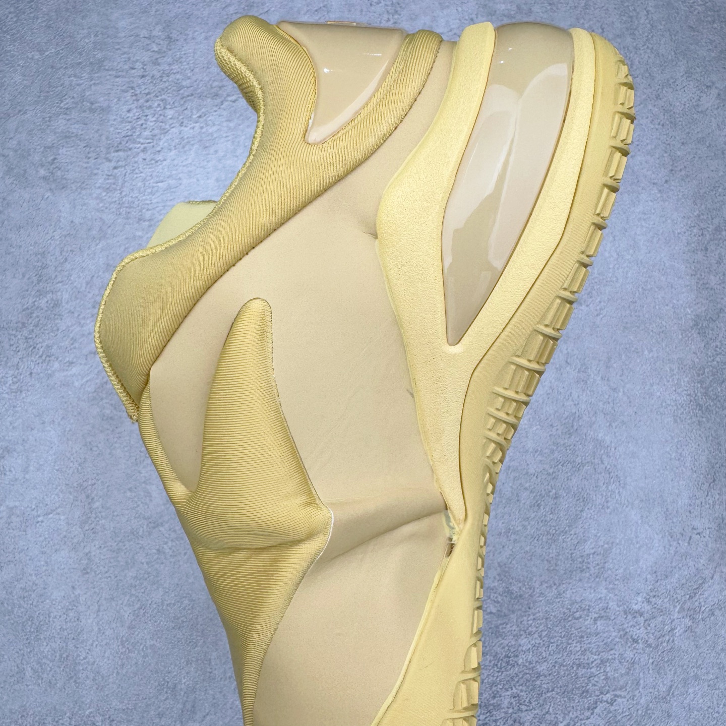 图片[7]-＃K版纯原 Shai Gilgeous-Alexander x Converse SHAI 001 匡威联名时尚舒适篮球鞋 Converse 携手其签约球星兼篮球创意总监、NBA 总冠军及 FMVP 谢伊·吉尔杰斯-亚历山大，推出首款签名鞋 SHAI 001。这双鞋不仅是高性能篮球鞋，更是 Shai 个人风格的具象化表达。整双鞋的鞋面采用了无缝设计，突出了它的流畅线条和柔和的弧度，给人一种“收敛的锐利感”。略带复古感的低帮，配合现代感十足的材质拼接，都在暗示这是一双兼具灵活与支撑的实战利器。仿绒面皮质感的材料与凸起部分的立体太空棉，可以预感会对透气性有些许影响，长时间穿着鞋面前端的折痕也不可避免。鞋面的拉链设计将鞋带隐藏其中，使整双鞋的外观更加一体化，鞋面没有多余的设计，简单干净，搭配黄油配色的复古风，整体也兼具了潮流穿搭的属性。尺码：36 37 37.5 38 38.5 39 40 40.5 41 42 42.5 43 44 44.5 45 46-选品中心