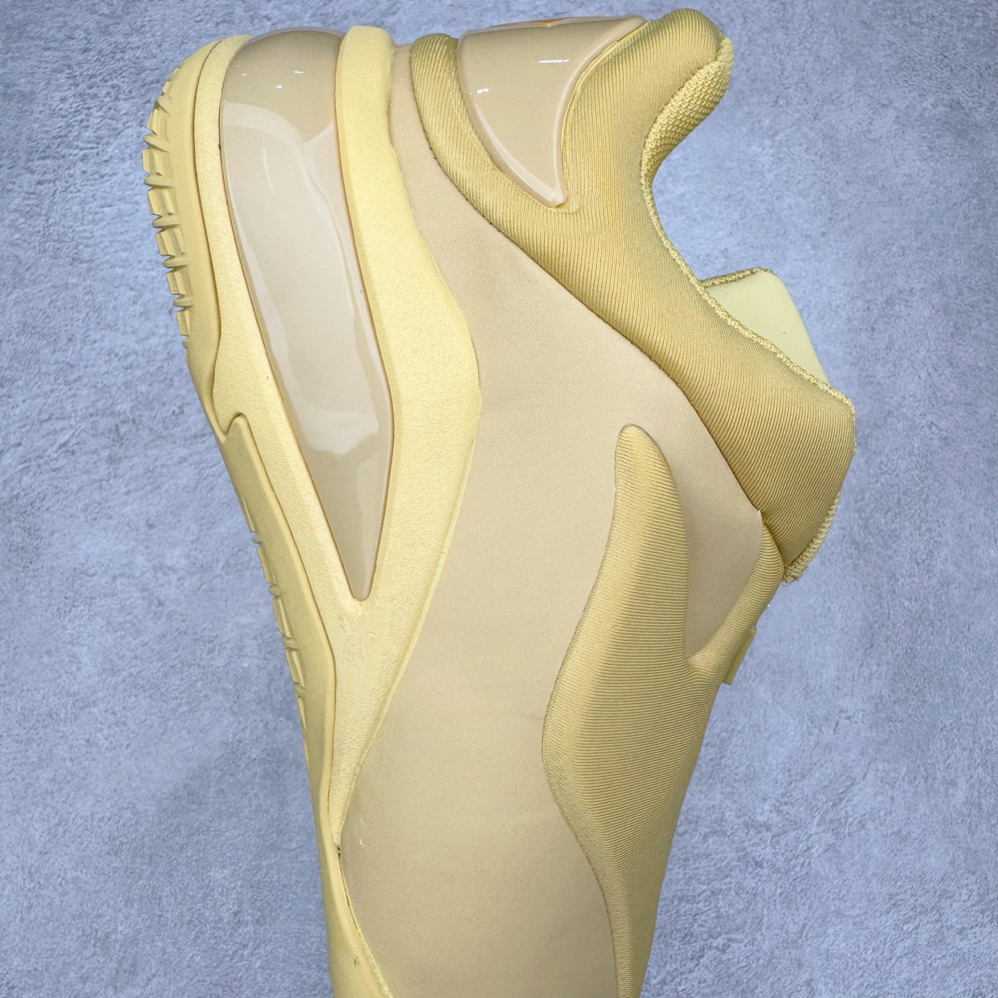 图片[6]-＃K版纯原 Shai Gilgeous-Alexander x Converse SHAI 001 匡威联名时尚舒适篮球鞋 Converse 携手其签约球星兼篮球创意总监、NBA 总冠军及 FMVP 谢伊·吉尔杰斯-亚历山大，推出首款签名鞋 SHAI 001。这双鞋不仅是高性能篮球鞋，更是 Shai 个人风格的具象化表达。整双鞋的鞋面采用了无缝设计，突出了它的流畅线条和柔和的弧度，给人一种“收敛的锐利感”。略带复古感的低帮，配合现代感十足的材质拼接，都在暗示这是一双兼具灵活与支撑的实战利器。仿绒面皮质感的材料与凸起部分的立体太空棉，可以预感会对透气性有些许影响，长时间穿着鞋面前端的折痕也不可避免。鞋面的拉链设计将鞋带隐藏其中，使整双鞋的外观更加一体化，鞋面没有多余的设计，简单干净，搭配黄油配色的复古风，整体也兼具了潮流穿搭的属性。尺码：36 37 37.5 38 38.5 39 40 40.5 41 42 42.5 43 44 44.5 45 46-选品中心