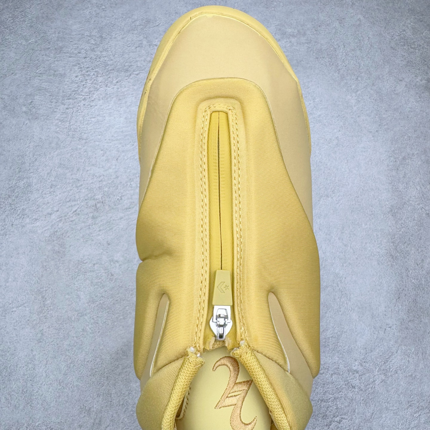 图片[4]-＃K版纯原 Shai Gilgeous-Alexander x Converse SHAI 001 匡威联名时尚舒适篮球鞋 Converse 携手其签约球星兼篮球创意总监、NBA 总冠军及 FMVP 谢伊·吉尔杰斯-亚历山大，推出首款签名鞋 SHAI 001。这双鞋不仅是高性能篮球鞋，更是 Shai 个人风格的具象化表达。整双鞋的鞋面采用了无缝设计，突出了它的流畅线条和柔和的弧度，给人一种“收敛的锐利感”。略带复古感的低帮，配合现代感十足的材质拼接，都在暗示这是一双兼具灵活与支撑的实战利器。仿绒面皮质感的材料与凸起部分的立体太空棉，可以预感会对透气性有些许影响，长时间穿着鞋面前端的折痕也不可避免。鞋面的拉链设计将鞋带隐藏其中，使整双鞋的外观更加一体化，鞋面没有多余的设计，简单干净，搭配黄油配色的复古风，整体也兼具了潮流穿搭的属性。尺码：36 37 37.5 38 38.5 39 40 40.5 41 42 42.5 43 44 44.5 45 46-选品中心