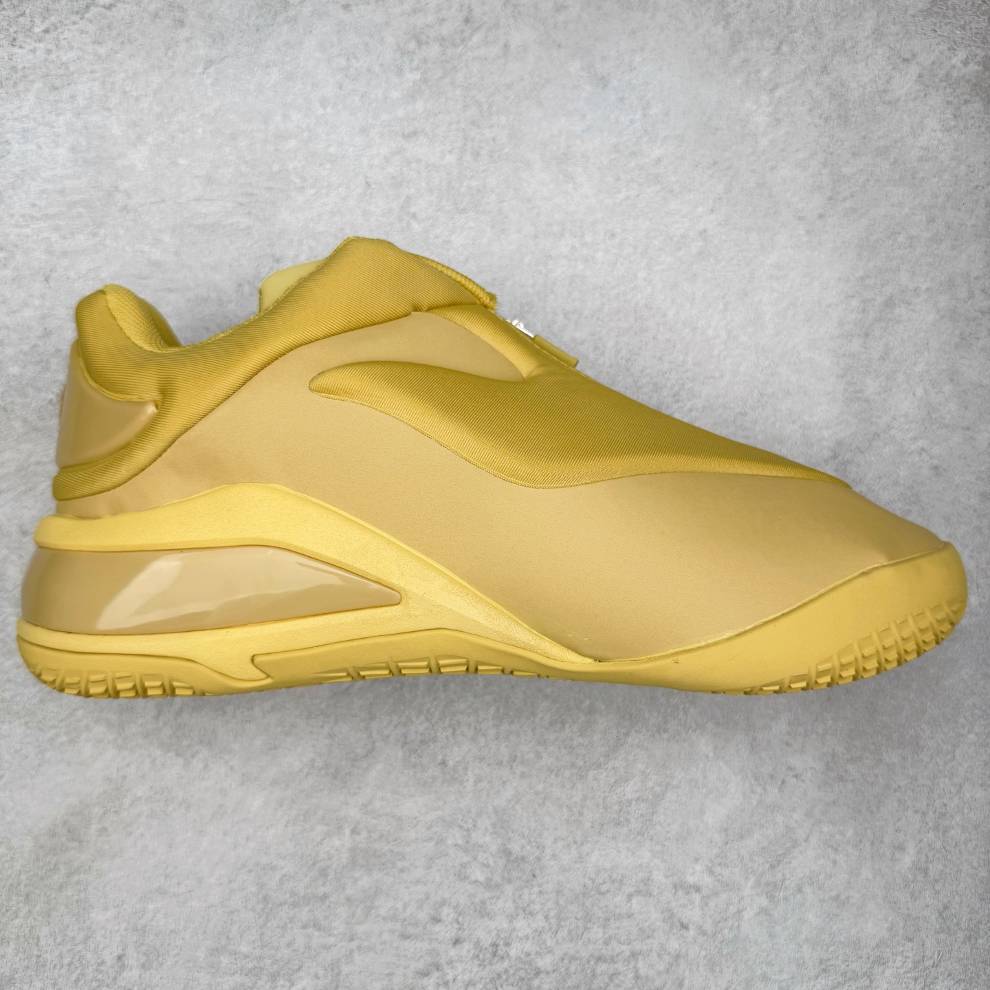 ＃K版纯原 Shai Gilgeous-Alexander x Converse SHAI 001 匡威联名时尚舒适篮球鞋 Converse 携手其签约球星兼篮球创意总监、NBA 总冠军及 FMVP 谢伊·吉尔杰斯-亚历山大，推出首款签名鞋 SHAI 001。这双鞋不仅是高性能篮球鞋，更是 Shai 个人风格的具象化表达。整双鞋的鞋面采用了无缝设计，突出了它的流畅线条和柔和的弧度，给人一种“收敛的锐利感”。略带复古感的低帮，配合现代感十足的材质拼接，都在暗示这是一双兼具灵活与支撑的实战利器。仿绒面皮质感的材料与凸起部分的立体太空棉，可以预感会对透气性有些许影响，长时间穿着鞋面前端的折痕也不可避免。鞋面的拉链设计将鞋带隐藏其中，使整双鞋的外观更加一体化，鞋面没有多余的设计，简单干净，搭配黄油配色的复古风，整体也兼具了潮流穿搭的属性。尺码：36 37 37.5 38 38.5 39 40 40.5 41 42 42.5 43 44 44.5 45 46-选品中心