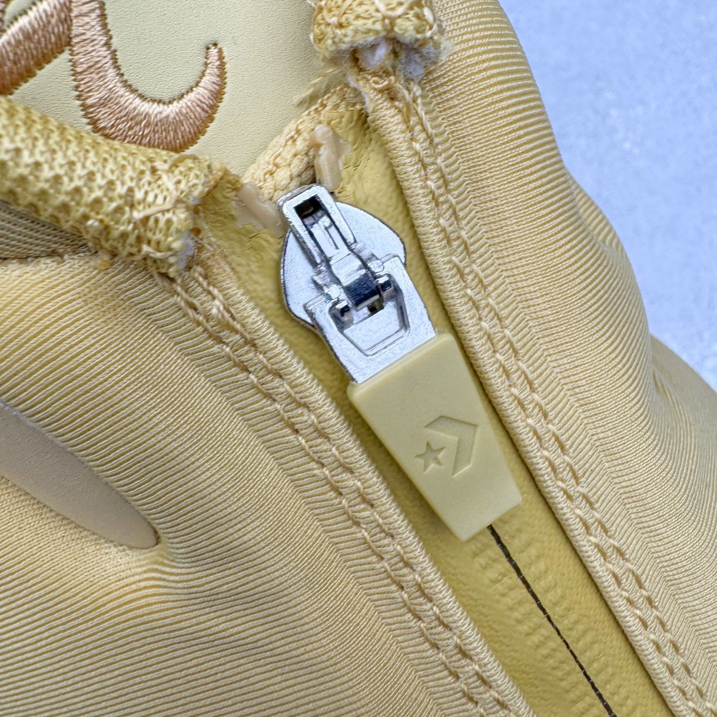 图片[15]-＃K版纯原 Shai Gilgeous-Alexander x Converse SHAI 001 匡威联名时尚舒适篮球鞋 Converse 携手其签约球星兼篮球创意总监、NBA 总冠军及 FMVP 谢伊·吉尔杰斯-亚历山大，推出首款签名鞋 SHAI 001。这双鞋不仅是高性能篮球鞋，更是 Shai 个人风格的具象化表达。整双鞋的鞋面采用了无缝设计，突出了它的流畅线条和柔和的弧度，给人一种“收敛的锐利感”。略带复古感的低帮，配合现代感十足的材质拼接，都在暗示这是一双兼具灵活与支撑的实战利器。仿绒面皮质感的材料与凸起部分的立体太空棉，可以预感会对透气性有些许影响，长时间穿着鞋面前端的折痕也不可避免。鞋面的拉链设计将鞋带隐藏其中，使整双鞋的外观更加一体化，鞋面没有多余的设计，简单干净，搭配黄油配色的复古风，整体也兼具了潮流穿搭的属性。尺码：36 37 37.5 38 38.5 39 40 40.5 41 42 42.5 43 44 44.5 45 46-选品中心