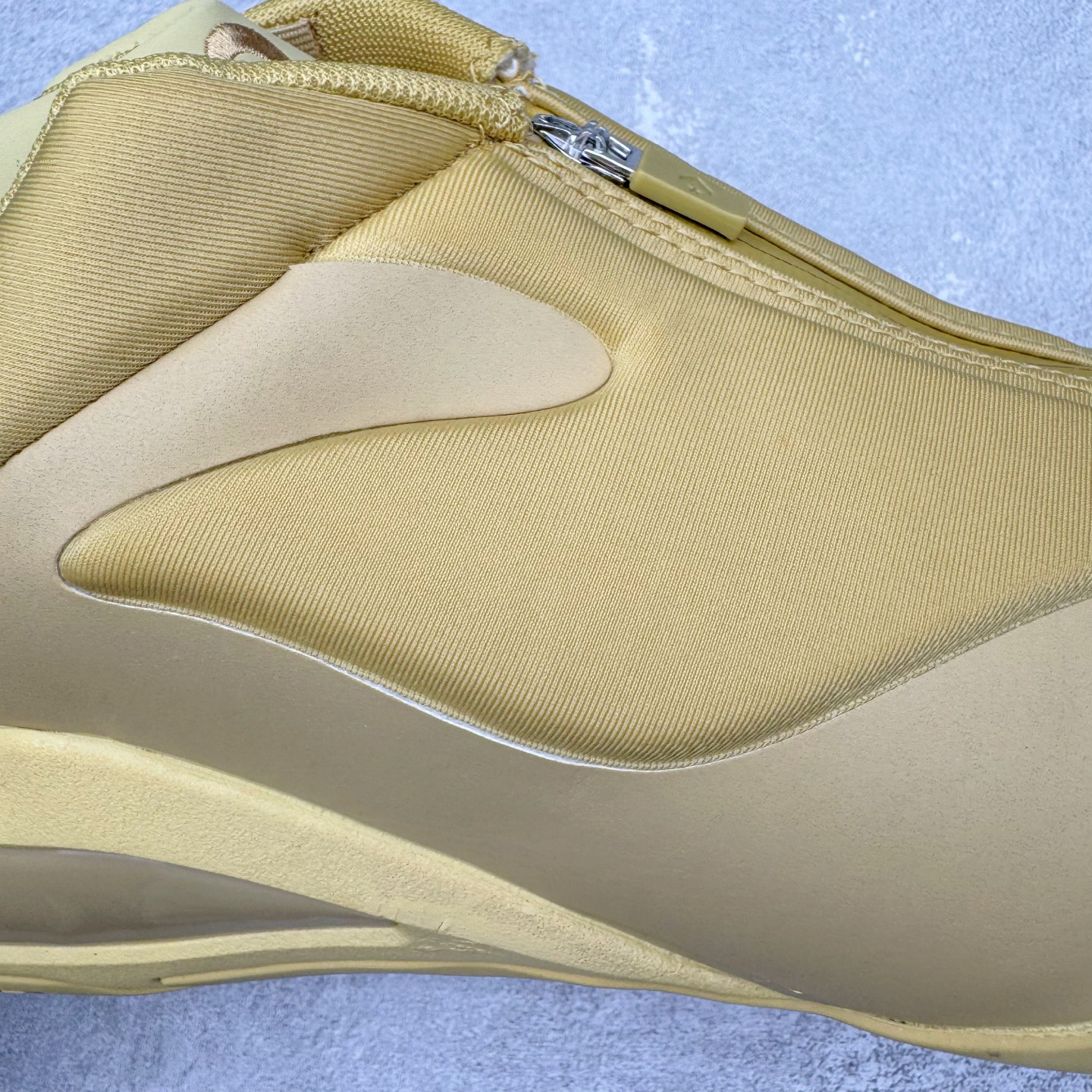 图片[13]-＃K版纯原 Shai Gilgeous-Alexander x Converse SHAI 001 匡威联名时尚舒适篮球鞋 Converse 携手其签约球星兼篮球创意总监、NBA 总冠军及 FMVP 谢伊·吉尔杰斯-亚历山大，推出首款签名鞋 SHAI 001。这双鞋不仅是高性能篮球鞋，更是 Shai 个人风格的具象化表达。整双鞋的鞋面采用了无缝设计，突出了它的流畅线条和柔和的弧度，给人一种“收敛的锐利感”。略带复古感的低帮，配合现代感十足的材质拼接，都在暗示这是一双兼具灵活与支撑的实战利器。仿绒面皮质感的材料与凸起部分的立体太空棉，可以预感会对透气性有些许影响，长时间穿着鞋面前端的折痕也不可避免。鞋面的拉链设计将鞋带隐藏其中，使整双鞋的外观更加一体化，鞋面没有多余的设计，简单干净，搭配黄油配色的复古风，整体也兼具了潮流穿搭的属性。尺码：36 37 37.5 38 38.5 39 40 40.5 41 42 42.5 43 44 44.5 45 46-选品中心