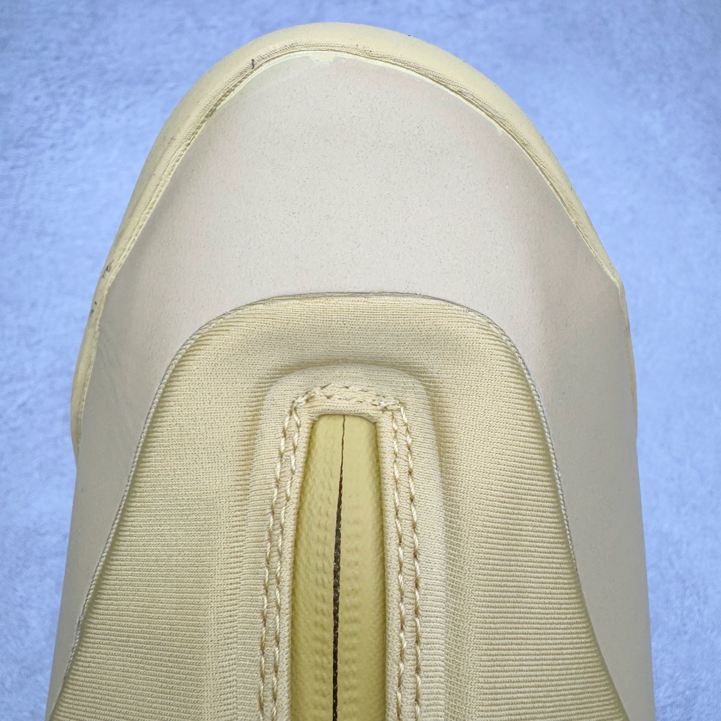 图片[16]-＃K版纯原 Shai Gilgeous-Alexander x Converse SHAI 001 匡威联名时尚舒适篮球鞋 Converse 携手其签约球星兼篮球创意总监、NBA 总冠军及 FMVP 谢伊·吉尔杰斯-亚历山大，推出首款签名鞋 SHAI 001。这双鞋不仅是高性能篮球鞋，更是 Shai 个人风格的具象化表达。整双鞋的鞋面采用了无缝设计，突出了它的流畅线条和柔和的弧度，给人一种“收敛的锐利感”。略带复古感的低帮，配合现代感十足的材质拼接，都在暗示这是一双兼具灵活与支撑的实战利器。仿绒面皮质感的材料与凸起部分的立体太空棉，可以预感会对透气性有些许影响，长时间穿着鞋面前端的折痕也不可避免。鞋面的拉链设计将鞋带隐藏其中，使整双鞋的外观更加一体化，鞋面没有多余的设计，简单干净，搭配黄油配色的复古风，整体也兼具了潮流穿搭的属性。尺码：36 37 37.5 38 38.5 39 40 40.5 41 42 42.5 43 44 44.5 45 46-选品中心