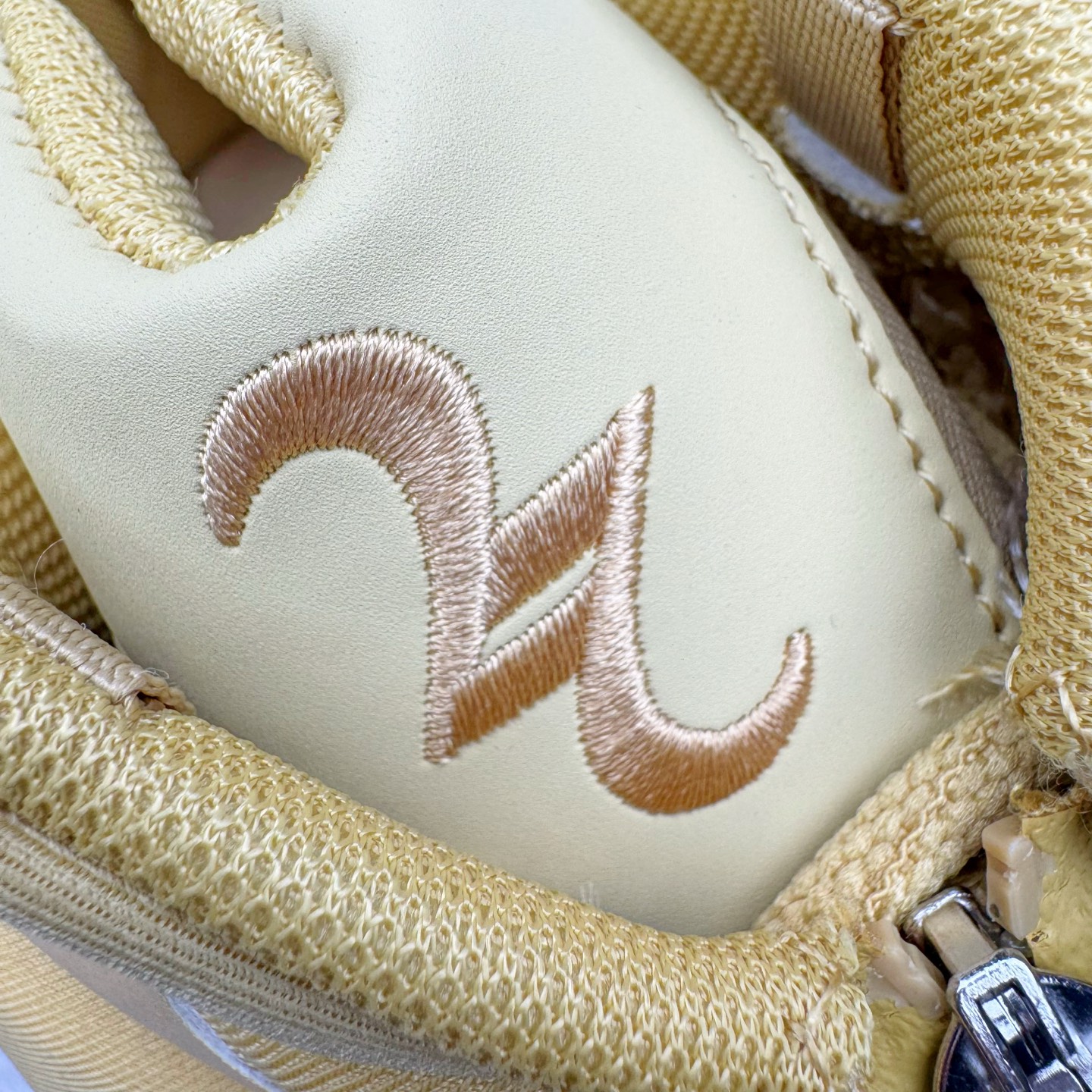 图片[14]-＃K版纯原 Shai Gilgeous-Alexander x Converse SHAI 001 匡威联名时尚舒适篮球鞋 Converse 携手其签约球星兼篮球创意总监、NBA 总冠军及 FMVP 谢伊·吉尔杰斯-亚历山大，推出首款签名鞋 SHAI 001。这双鞋不仅是高性能篮球鞋，更是 Shai 个人风格的具象化表达。整双鞋的鞋面采用了无缝设计，突出了它的流畅线条和柔和的弧度，给人一种“收敛的锐利感”。略带复古感的低帮，配合现代感十足的材质拼接，都在暗示这是一双兼具灵活与支撑的实战利器。仿绒面皮质感的材料与凸起部分的立体太空棉，可以预感会对透气性有些许影响，长时间穿着鞋面前端的折痕也不可避免。鞋面的拉链设计将鞋带隐藏其中，使整双鞋的外观更加一体化，鞋面没有多余的设计，简单干净，搭配黄油配色的复古风，整体也兼具了潮流穿搭的属性。尺码：36 37 37.5 38 38.5 39 40 40.5 41 42 42.5 43 44 44.5 45 46-选品中心