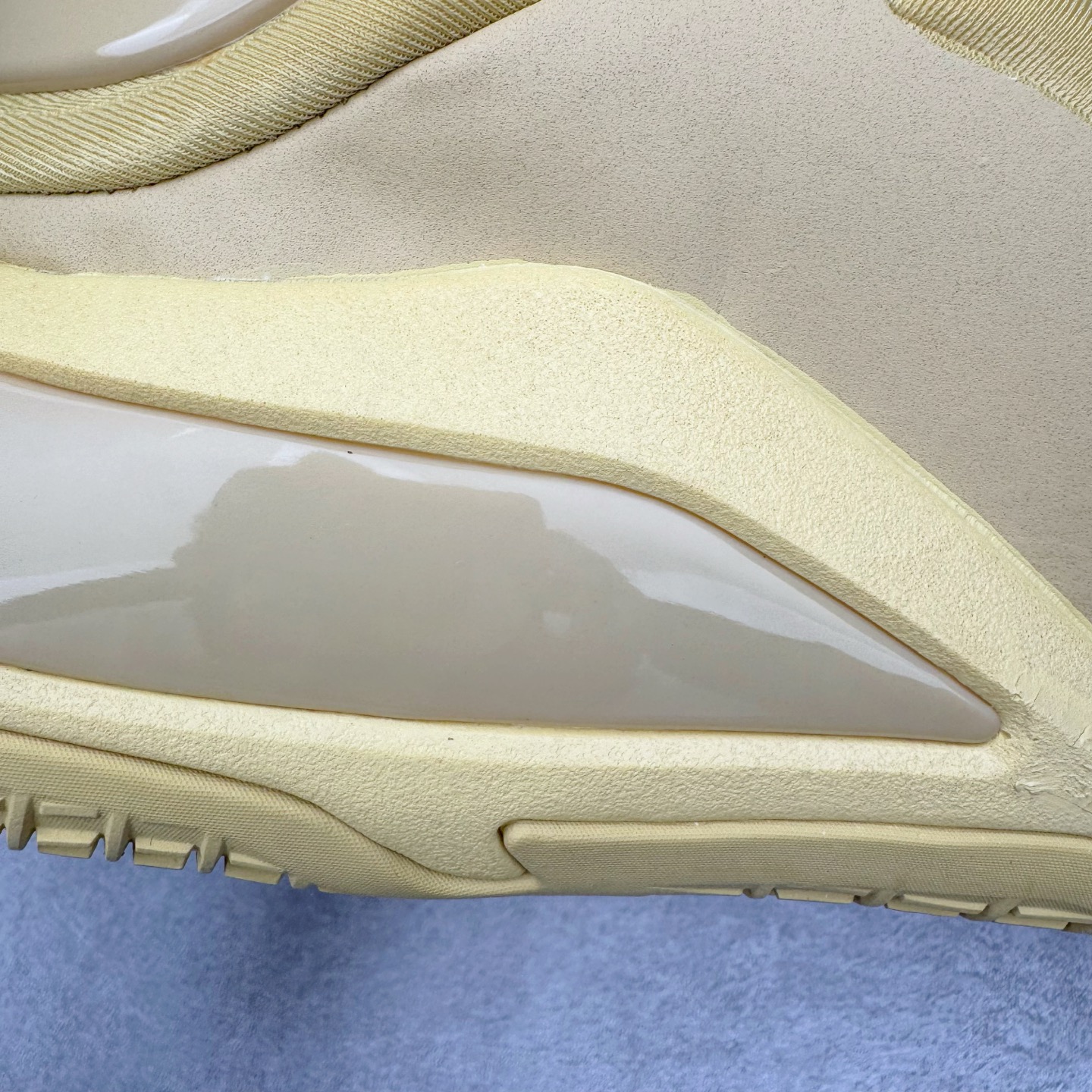 图片[12]-＃K版纯原 Shai Gilgeous-Alexander x Converse SHAI 001 匡威联名时尚舒适篮球鞋 Converse 携手其签约球星兼篮球创意总监、NBA 总冠军及 FMVP 谢伊·吉尔杰斯-亚历山大，推出首款签名鞋 SHAI 001。这双鞋不仅是高性能篮球鞋，更是 Shai 个人风格的具象化表达。整双鞋的鞋面采用了无缝设计，突出了它的流畅线条和柔和的弧度，给人一种“收敛的锐利感”。略带复古感的低帮，配合现代感十足的材质拼接，都在暗示这是一双兼具灵活与支撑的实战利器。仿绒面皮质感的材料与凸起部分的立体太空棉，可以预感会对透气性有些许影响，长时间穿着鞋面前端的折痕也不可避免。鞋面的拉链设计将鞋带隐藏其中，使整双鞋的外观更加一体化，鞋面没有多余的设计，简单干净，搭配黄油配色的复古风，整体也兼具了潮流穿搭的属性。尺码：36 37 37.5 38 38.5 39 40 40.5 41 42 42.5 43 44 44.5 45 46-选品中心