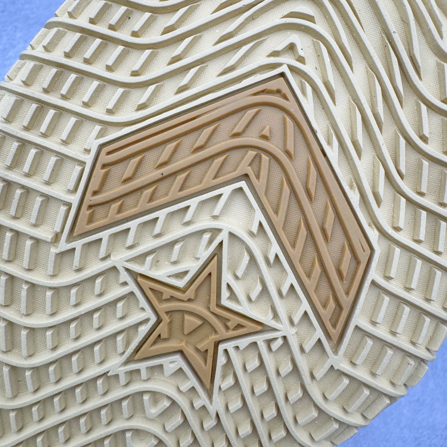 图片[17]-＃K版纯原 Shai Gilgeous-Alexander x Converse SHAI 001 匡威联名时尚舒适篮球鞋 Converse 携手其签约球星兼篮球创意总监、NBA 总冠军及 FMVP 谢伊·吉尔杰斯-亚历山大，推出首款签名鞋 SHAI 001。这双鞋不仅是高性能篮球鞋，更是 Shai 个人风格的具象化表达。整双鞋的鞋面采用了无缝设计，突出了它的流畅线条和柔和的弧度，给人一种“收敛的锐利感”。略带复古感的低帮，配合现代感十足的材质拼接，都在暗示这是一双兼具灵活与支撑的实战利器。仿绒面皮质感的材料与凸起部分的立体太空棉，可以预感会对透气性有些许影响，长时间穿着鞋面前端的折痕也不可避免。鞋面的拉链设计将鞋带隐藏其中，使整双鞋的外观更加一体化，鞋面没有多余的设计，简单干净，搭配黄油配色的复古风，整体也兼具了潮流穿搭的属性。尺码：36 37 37.5 38 38.5 39 40 40.5 41 42 42.5 43 44 44.5 45 46-选品中心