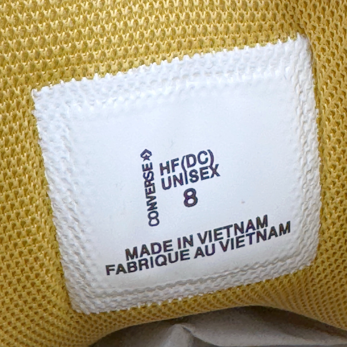 图片[10]-＃K版纯原 Shai Gilgeous-Alexander x Converse SHAI 001 匡威联名时尚舒适篮球鞋 Converse 携手其签约球星兼篮球创意总监、NBA 总冠军及 FMVP 谢伊·吉尔杰斯-亚历山大，推出首款签名鞋 SHAI 001。这双鞋不仅是高性能篮球鞋，更是 Shai 个人风格的具象化表达。整双鞋的鞋面采用了无缝设计，突出了它的流畅线条和柔和的弧度，给人一种“收敛的锐利感”。略带复古感的低帮，配合现代感十足的材质拼接，都在暗示这是一双兼具灵活与支撑的实战利器。仿绒面皮质感的材料与凸起部分的立体太空棉，可以预感会对透气性有些许影响，长时间穿着鞋面前端的折痕也不可避免。鞋面的拉链设计将鞋带隐藏其中，使整双鞋的外观更加一体化，鞋面没有多余的设计，简单干净，搭配黄油配色的复古风，整体也兼具了潮流穿搭的属性。尺码：36 37 37.5 38 38.5 39 40 40.5 41 42 42.5 43 44 44.5 45 46-选品中心