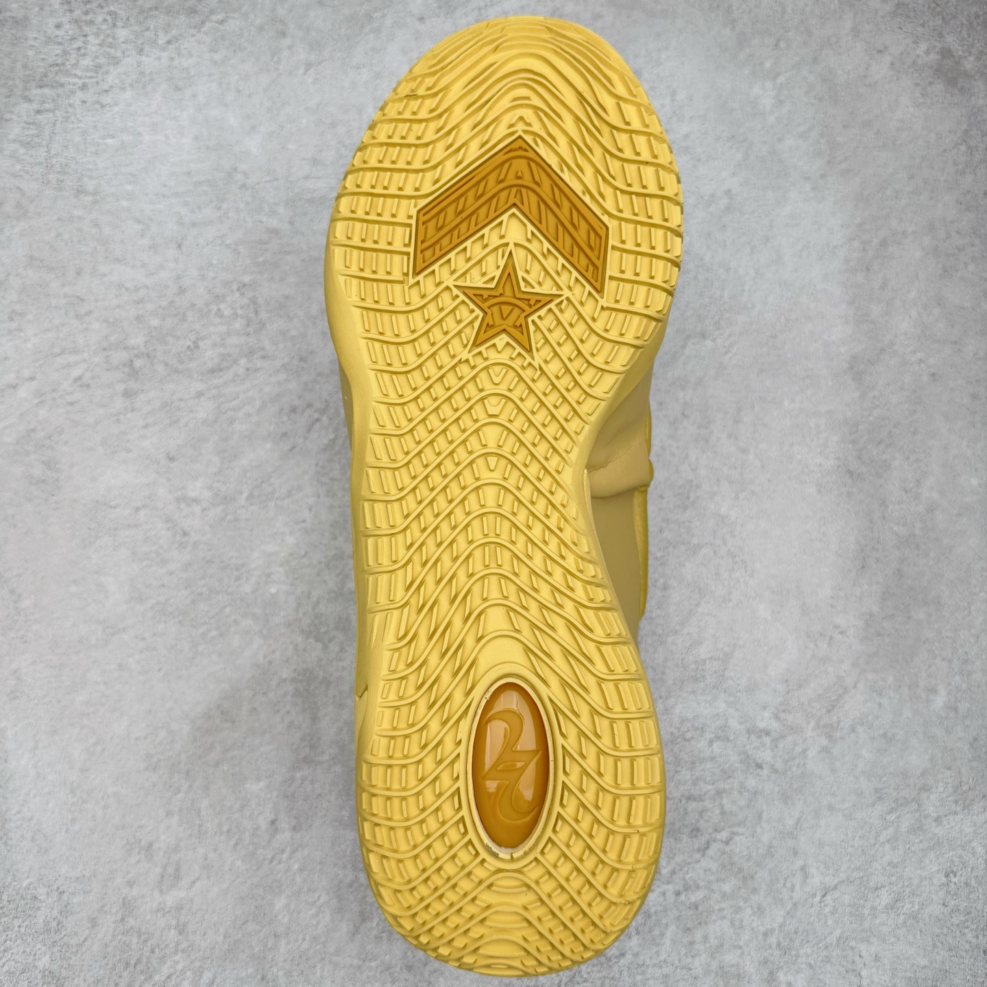 图片[9]-＃K版纯原 Shai Gilgeous-Alexander x Converse SHAI 001 匡威联名时尚舒适篮球鞋 Converse 携手其签约球星兼篮球创意总监、NBA 总冠军及 FMVP 谢伊·吉尔杰斯-亚历山大，推出首款签名鞋 SHAI 001。这双鞋不仅是高性能篮球鞋，更是 Shai 个人风格的具象化表达。整双鞋的鞋面采用了无缝设计，突出了它的流畅线条和柔和的弧度，给人一种“收敛的锐利感”。略带复古感的低帮，配合现代感十足的材质拼接，都在暗示这是一双兼具灵活与支撑的实战利器。仿绒面皮质感的材料与凸起部分的立体太空棉，可以预感会对透气性有些许影响，长时间穿着鞋面前端的折痕也不可避免。鞋面的拉链设计将鞋带隐藏其中，使整双鞋的外观更加一体化，鞋面没有多余的设计，简单干净，搭配黄油配色的复古风，整体也兼具了潮流穿搭的属性。尺码：36 37 37.5 38 38.5 39 40 40.5 41 42 42.5 43 44 44.5 45 46-选品中心