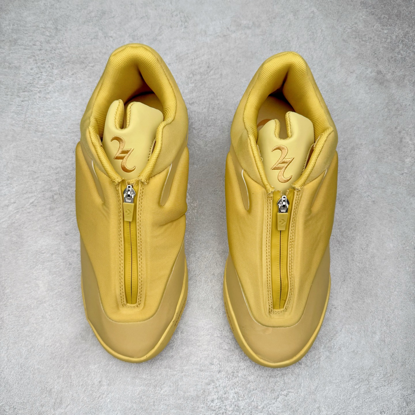 图片[2]-＃K版纯原 Shai Gilgeous-Alexander x Converse SHAI 001 匡威联名时尚舒适篮球鞋 Converse 携手其签约球星兼篮球创意总监、NBA 总冠军及 FMVP 谢伊·吉尔杰斯-亚历山大，推出首款签名鞋 SHAI 001。这双鞋不仅是高性能篮球鞋，更是 Shai 个人风格的具象化表达。整双鞋的鞋面采用了无缝设计，突出了它的流畅线条和柔和的弧度，给人一种“收敛的锐利感”。略带复古感的低帮，配合现代感十足的材质拼接，都在暗示这是一双兼具灵活与支撑的实战利器。仿绒面皮质感的材料与凸起部分的立体太空棉，可以预感会对透气性有些许影响，长时间穿着鞋面前端的折痕也不可避免。鞋面的拉链设计将鞋带隐藏其中，使整双鞋的外观更加一体化，鞋面没有多余的设计，简单干净，搭配黄油配色的复古风，整体也兼具了潮流穿搭的属性。尺码：36 37 37.5 38 38.5 39 40 40.5 41 42 42.5 43 44 44.5 45 46-选品中心