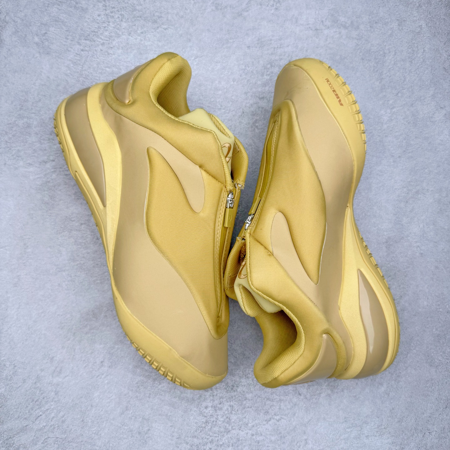 图片[3]-＃K版纯原 Shai Gilgeous-Alexander x Converse SHAI 001 匡威联名时尚舒适篮球鞋 Converse 携手其签约球星兼篮球创意总监、NBA 总冠军及 FMVP 谢伊·吉尔杰斯-亚历山大，推出首款签名鞋 SHAI 001。这双鞋不仅是高性能篮球鞋，更是 Shai 个人风格的具象化表达。整双鞋的鞋面采用了无缝设计，突出了它的流畅线条和柔和的弧度，给人一种“收敛的锐利感”。略带复古感的低帮，配合现代感十足的材质拼接，都在暗示这是一双兼具灵活与支撑的实战利器。仿绒面皮质感的材料与凸起部分的立体太空棉，可以预感会对透气性有些许影响，长时间穿着鞋面前端的折痕也不可避免。鞋面的拉链设计将鞋带隐藏其中，使整双鞋的外观更加一体化，鞋面没有多余的设计，简单干净，搭配黄油配色的复古风，整体也兼具了潮流穿搭的属性。尺码：36 37 37.5 38 38.5 39 40 40.5 41 42 42.5 43 44 44.5 45 46-选品中心