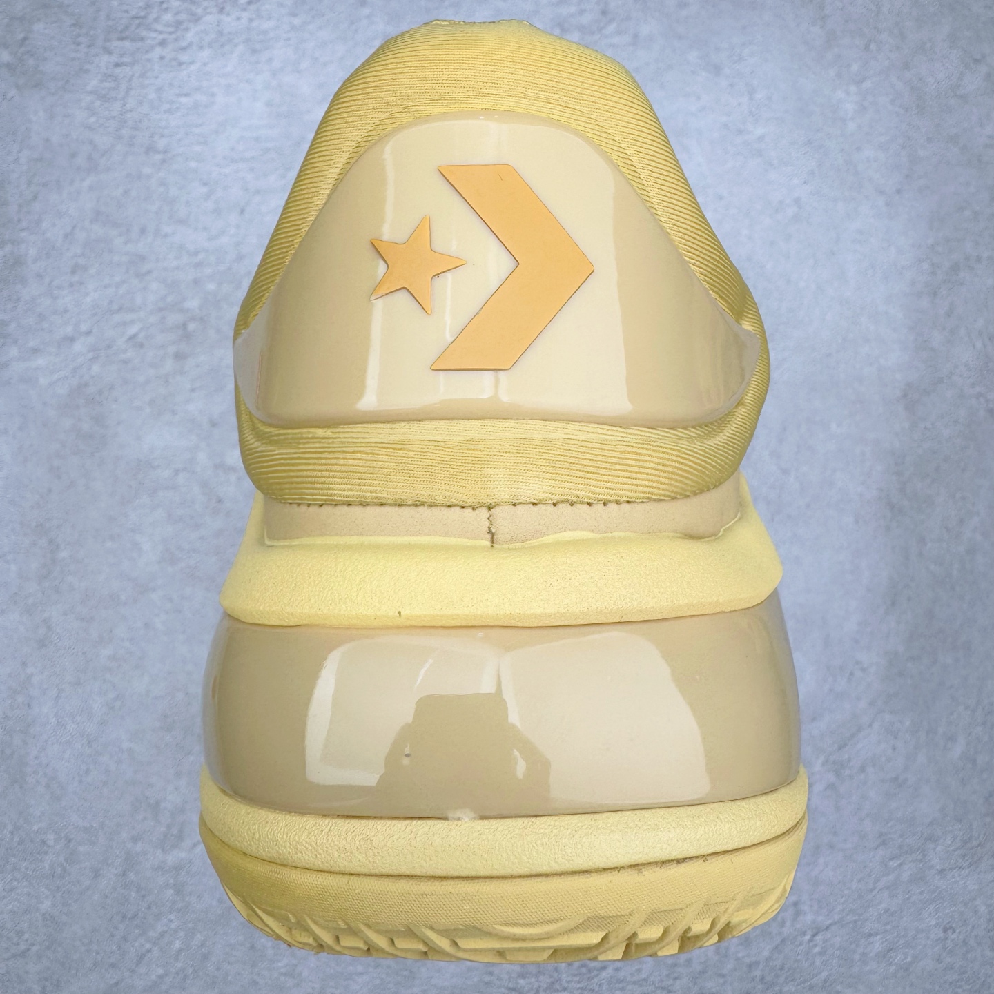 图片[8]-＃K版纯原 Shai Gilgeous-Alexander x Converse SHAI 001 匡威联名时尚舒适篮球鞋 Converse 携手其签约球星兼篮球创意总监、NBA 总冠军及 FMVP 谢伊·吉尔杰斯-亚历山大，推出首款签名鞋 SHAI 001。这双鞋不仅是高性能篮球鞋，更是 Shai 个人风格的具象化表达。整双鞋的鞋面采用了无缝设计，突出了它的流畅线条和柔和的弧度，给人一种“收敛的锐利感”。略带复古感的低帮，配合现代感十足的材质拼接，都在暗示这是一双兼具灵活与支撑的实战利器。仿绒面皮质感的材料与凸起部分的立体太空棉，可以预感会对透气性有些许影响，长时间穿着鞋面前端的折痕也不可避免。鞋面的拉链设计将鞋带隐藏其中，使整双鞋的外观更加一体化，鞋面没有多余的设计，简单干净，搭配黄油配色的复古风，整体也兼具了潮流穿搭的属性。尺码：36 37 37.5 38 38.5 39 40 40.5 41 42 42.5 43 44 44.5 45 46-选品中心