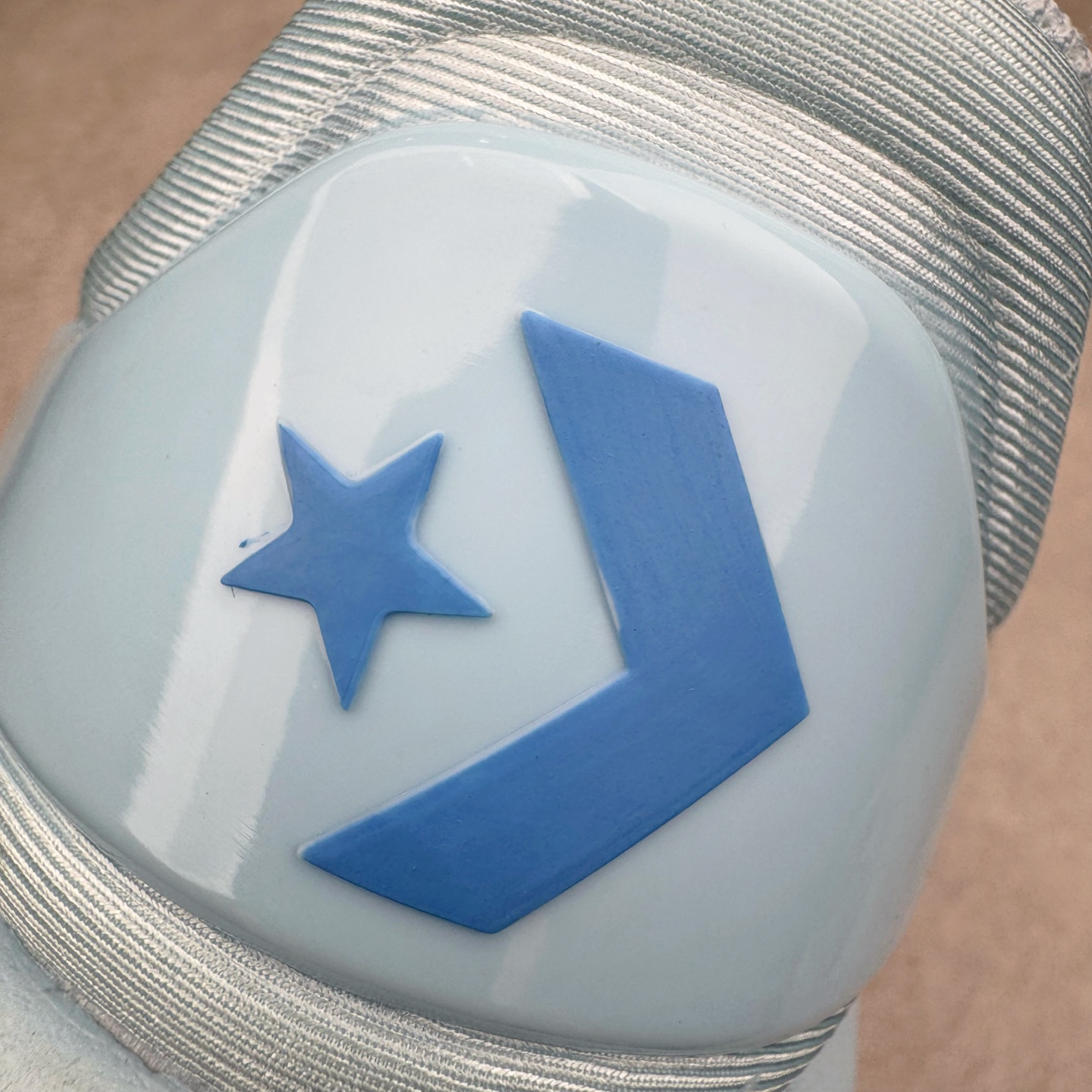 图片[14]-＃K版纯原 Shai Gilgeous-Alexander x Converse SHAI 001 匡威联名时尚舒适篮球鞋 Converse 携手其签约球星兼篮球创意总监、NBA 总冠军及 FMVP 谢伊·吉尔杰斯-亚历山大，推出首款签名鞋 SHAI 001。这双鞋不仅是高性能篮球鞋，更是 Shai 个人风格的具象化表达。整双鞋的鞋面采用了无缝设计，突出了它的流畅线条和柔和的弧度，给人一种“收敛的锐利感”。略带复古感的低帮，配合现代感十足的材质拼接，都在暗示这是一双兼具灵活与支撑的实战利器。仿绒面皮质感的材料与凸起部分的立体太空棉，可以预感会对透气性有些许影响，长时间穿着鞋面前端的折痕也不可避免。鞋面的拉链设计将鞋带隐藏其中，使整双鞋的外观更加一体化，鞋面没有多余的设计，简单干净，搭配黄油配色的复古风，整体也兼具了潮流穿搭的属性。尺码：36 37 37.5 38 38.5 39 40 40.5 41 42 42.5 43 44 44.5 45 46-选品中心