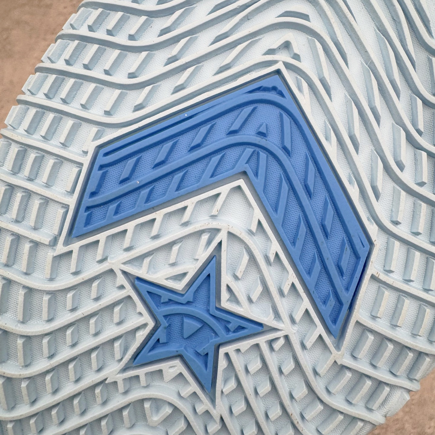 图片[17]-＃K版纯原 Shai Gilgeous-Alexander x Converse SHAI 001 匡威联名时尚舒适篮球鞋 Converse 携手其签约球星兼篮球创意总监、NBA 总冠军及 FMVP 谢伊·吉尔杰斯-亚历山大，推出首款签名鞋 SHAI 001。这双鞋不仅是高性能篮球鞋，更是 Shai 个人风格的具象化表达。整双鞋的鞋面采用了无缝设计，突出了它的流畅线条和柔和的弧度，给人一种“收敛的锐利感”。略带复古感的低帮，配合现代感十足的材质拼接，都在暗示这是一双兼具灵活与支撑的实战利器。仿绒面皮质感的材料与凸起部分的立体太空棉，可以预感会对透气性有些许影响，长时间穿着鞋面前端的折痕也不可避免。鞋面的拉链设计将鞋带隐藏其中，使整双鞋的外观更加一体化，鞋面没有多余的设计，简单干净，搭配黄油配色的复古风，整体也兼具了潮流穿搭的属性。尺码：36 37 37.5 38 38.5 39 40 40.5 41 42 42.5 43 44 44.5 45 46-选品中心