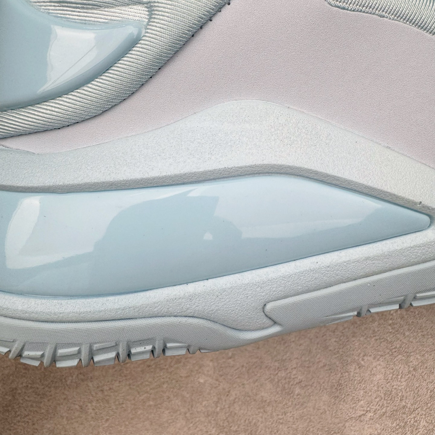 图片[15]-＃K版纯原 Shai Gilgeous-Alexander x Converse SHAI 001 匡威联名时尚舒适篮球鞋 Converse 携手其签约球星兼篮球创意总监、NBA 总冠军及 FMVP 谢伊·吉尔杰斯-亚历山大，推出首款签名鞋 SHAI 001。这双鞋不仅是高性能篮球鞋，更是 Shai 个人风格的具象化表达。整双鞋的鞋面采用了无缝设计，突出了它的流畅线条和柔和的弧度，给人一种“收敛的锐利感”。略带复古感的低帮，配合现代感十足的材质拼接，都在暗示这是一双兼具灵活与支撑的实战利器。仿绒面皮质感的材料与凸起部分的立体太空棉，可以预感会对透气性有些许影响，长时间穿着鞋面前端的折痕也不可避免。鞋面的拉链设计将鞋带隐藏其中，使整双鞋的外观更加一体化，鞋面没有多余的设计，简单干净，搭配黄油配色的复古风，整体也兼具了潮流穿搭的属性。尺码：36 37 37.5 38 38.5 39 40 40.5 41 42 42.5 43 44 44.5 45 46-选品中心