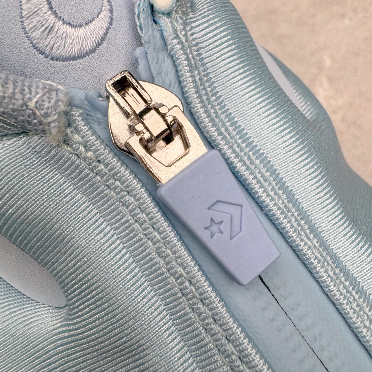 图片[12]-＃K版纯原 Shai Gilgeous-Alexander x Converse SHAI 001 匡威联名时尚舒适篮球鞋 Converse 携手其签约球星兼篮球创意总监、NBA 总冠军及 FMVP 谢伊·吉尔杰斯-亚历山大，推出首款签名鞋 SHAI 001。这双鞋不仅是高性能篮球鞋，更是 Shai 个人风格的具象化表达。整双鞋的鞋面采用了无缝设计，突出了它的流畅线条和柔和的弧度，给人一种“收敛的锐利感”。略带复古感的低帮，配合现代感十足的材质拼接，都在暗示这是一双兼具灵活与支撑的实战利器。仿绒面皮质感的材料与凸起部分的立体太空棉，可以预感会对透气性有些许影响，长时间穿着鞋面前端的折痕也不可避免。鞋面的拉链设计将鞋带隐藏其中，使整双鞋的外观更加一体化，鞋面没有多余的设计，简单干净，搭配黄油配色的复古风，整体也兼具了潮流穿搭的属性。尺码：36 37 37.5 38 38.5 39 40 40.5 41 42 42.5 43 44 44.5 45 46-选品中心