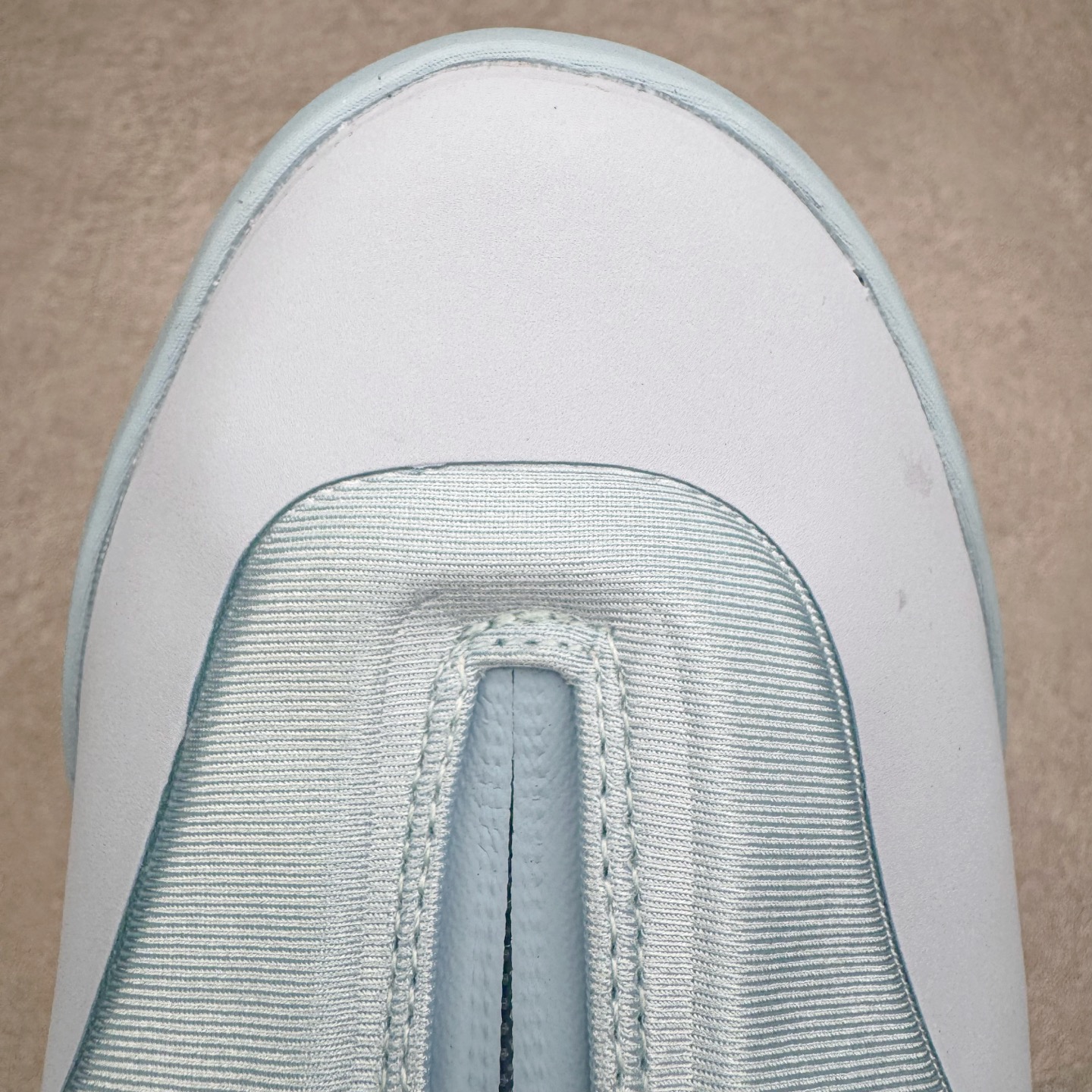 图片[13]-＃K版纯原 Shai Gilgeous-Alexander x Converse SHAI 001 匡威联名时尚舒适篮球鞋 Converse 携手其签约球星兼篮球创意总监、NBA 总冠军及 FMVP 谢伊·吉尔杰斯-亚历山大，推出首款签名鞋 SHAI 001。这双鞋不仅是高性能篮球鞋，更是 Shai 个人风格的具象化表达。整双鞋的鞋面采用了无缝设计，突出了它的流畅线条和柔和的弧度，给人一种“收敛的锐利感”。略带复古感的低帮，配合现代感十足的材质拼接，都在暗示这是一双兼具灵活与支撑的实战利器。仿绒面皮质感的材料与凸起部分的立体太空棉，可以预感会对透气性有些许影响，长时间穿着鞋面前端的折痕也不可避免。鞋面的拉链设计将鞋带隐藏其中，使整双鞋的外观更加一体化，鞋面没有多余的设计，简单干净，搭配黄油配色的复古风，整体也兼具了潮流穿搭的属性。尺码：36 37 37.5 38 38.5 39 40 40.5 41 42 42.5 43 44 44.5 45 46-选品中心