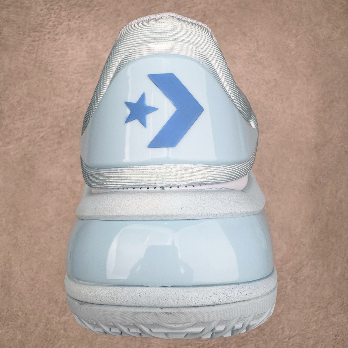 图片[8]-＃K版纯原 Shai Gilgeous-Alexander x Converse SHAI 001 匡威联名时尚舒适篮球鞋 Converse 携手其签约球星兼篮球创意总监、NBA 总冠军及 FMVP 谢伊·吉尔杰斯-亚历山大，推出首款签名鞋 SHAI 001。这双鞋不仅是高性能篮球鞋，更是 Shai 个人风格的具象化表达。整双鞋的鞋面采用了无缝设计，突出了它的流畅线条和柔和的弧度，给人一种“收敛的锐利感”。略带复古感的低帮，配合现代感十足的材质拼接，都在暗示这是一双兼具灵活与支撑的实战利器。仿绒面皮质感的材料与凸起部分的立体太空棉，可以预感会对透气性有些许影响，长时间穿着鞋面前端的折痕也不可避免。鞋面的拉链设计将鞋带隐藏其中，使整双鞋的外观更加一体化，鞋面没有多余的设计，简单干净，搭配黄油配色的复古风，整体也兼具了潮流穿搭的属性。尺码：36 37 37.5 38 38.5 39 40 40.5 41 42 42.5 43 44 44.5 45 46-选品中心
