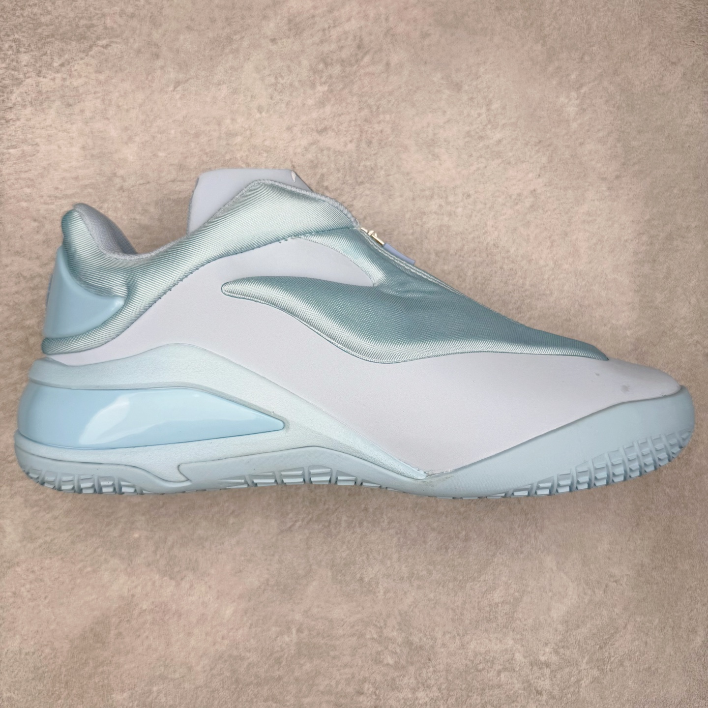 ＃K版纯原 Shai Gilgeous-Alexander x Converse SHAI 001 匡威联名时尚舒适篮球鞋 Converse 携手其签约球星兼篮球创意总监、NBA 总冠军及 FMVP 谢伊·吉尔杰斯-亚历山大，推出首款签名鞋 SHAI 001。这双鞋不仅是高性能篮球鞋，更是 Shai 个人风格的具象化表达。整双鞋的鞋面采用了无缝设计，突出了它的流畅线条和柔和的弧度，给人一种“收敛的锐利感”。略带复古感的低帮，配合现代感十足的材质拼接，都在暗示这是一双兼具灵活与支撑的实战利器。仿绒面皮质感的材料与凸起部分的立体太空棉，可以预感会对透气性有些许影响，长时间穿着鞋面前端的折痕也不可避免。鞋面的拉链设计将鞋带隐藏其中，使整双鞋的外观更加一体化，鞋面没有多余的设计，简单干净，搭配黄油配色的复古风，整体也兼具了潮流穿搭的属性。尺码：36 37 37.5 38 38.5 39 40 40.5 41 42 42.5 43 44 44.5 45 46-选品中心