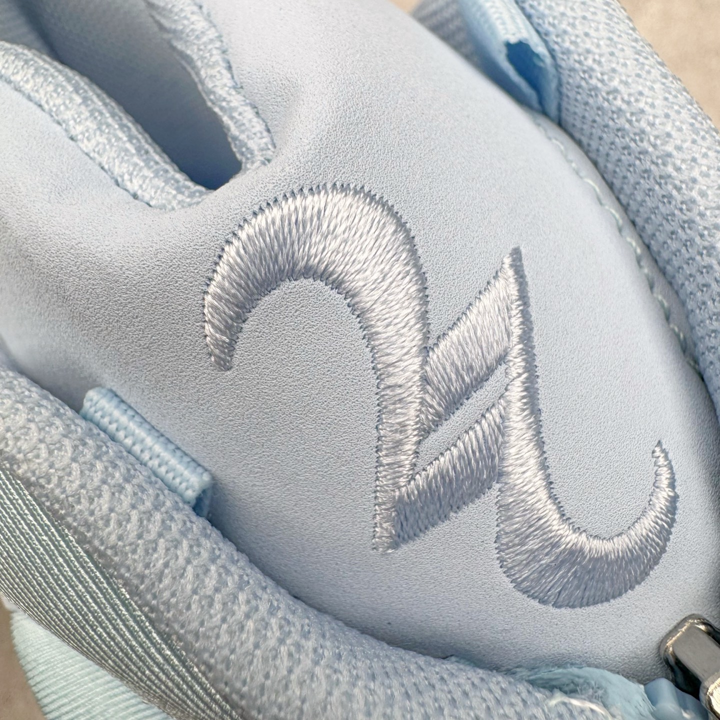 图片[11]-＃K版纯原 Shai Gilgeous-Alexander x Converse SHAI 001 匡威联名时尚舒适篮球鞋 Converse 携手其签约球星兼篮球创意总监、NBA 总冠军及 FMVP 谢伊·吉尔杰斯-亚历山大，推出首款签名鞋 SHAI 001。这双鞋不仅是高性能篮球鞋，更是 Shai 个人风格的具象化表达。整双鞋的鞋面采用了无缝设计，突出了它的流畅线条和柔和的弧度，给人一种“收敛的锐利感”。略带复古感的低帮，配合现代感十足的材质拼接，都在暗示这是一双兼具灵活与支撑的实战利器。仿绒面皮质感的材料与凸起部分的立体太空棉，可以预感会对透气性有些许影响，长时间穿着鞋面前端的折痕也不可避免。鞋面的拉链设计将鞋带隐藏其中，使整双鞋的外观更加一体化，鞋面没有多余的设计，简单干净，搭配黄油配色的复古风，整体也兼具了潮流穿搭的属性。尺码：36 37 37.5 38 38.5 39 40 40.5 41 42 42.5 43 44 44.5 45 46-选品中心