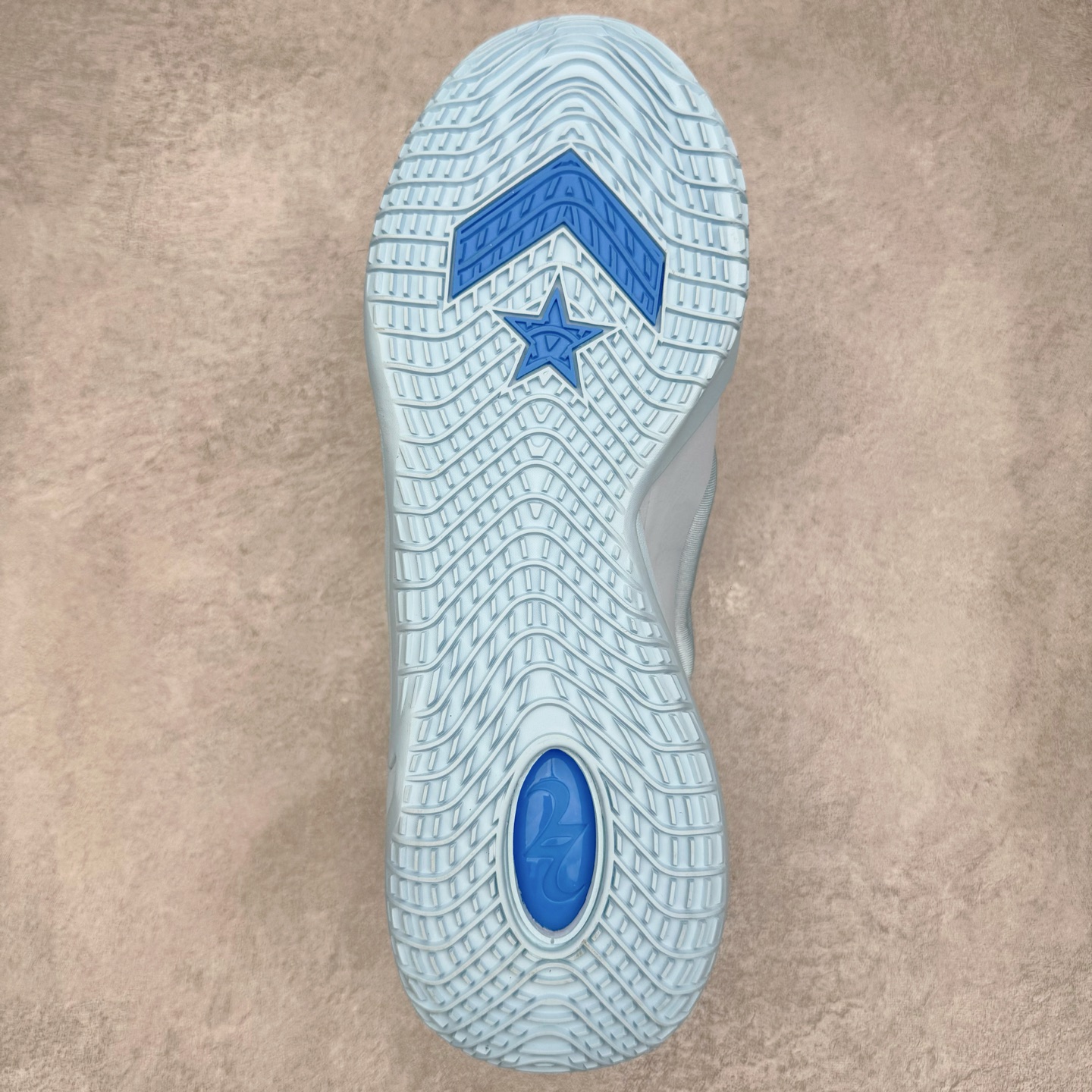 图片[9]-＃K版纯原 Shai Gilgeous-Alexander x Converse SHAI 001 匡威联名时尚舒适篮球鞋 Converse 携手其签约球星兼篮球创意总监、NBA 总冠军及 FMVP 谢伊·吉尔杰斯-亚历山大，推出首款签名鞋 SHAI 001。这双鞋不仅是高性能篮球鞋，更是 Shai 个人风格的具象化表达。整双鞋的鞋面采用了无缝设计，突出了它的流畅线条和柔和的弧度，给人一种“收敛的锐利感”。略带复古感的低帮，配合现代感十足的材质拼接，都在暗示这是一双兼具灵活与支撑的实战利器。仿绒面皮质感的材料与凸起部分的立体太空棉，可以预感会对透气性有些许影响，长时间穿着鞋面前端的折痕也不可避免。鞋面的拉链设计将鞋带隐藏其中，使整双鞋的外观更加一体化，鞋面没有多余的设计，简单干净，搭配黄油配色的复古风，整体也兼具了潮流穿搭的属性。尺码：36 37 37.5 38 38.5 39 40 40.5 41 42 42.5 43 44 44.5 45 46-选品中心