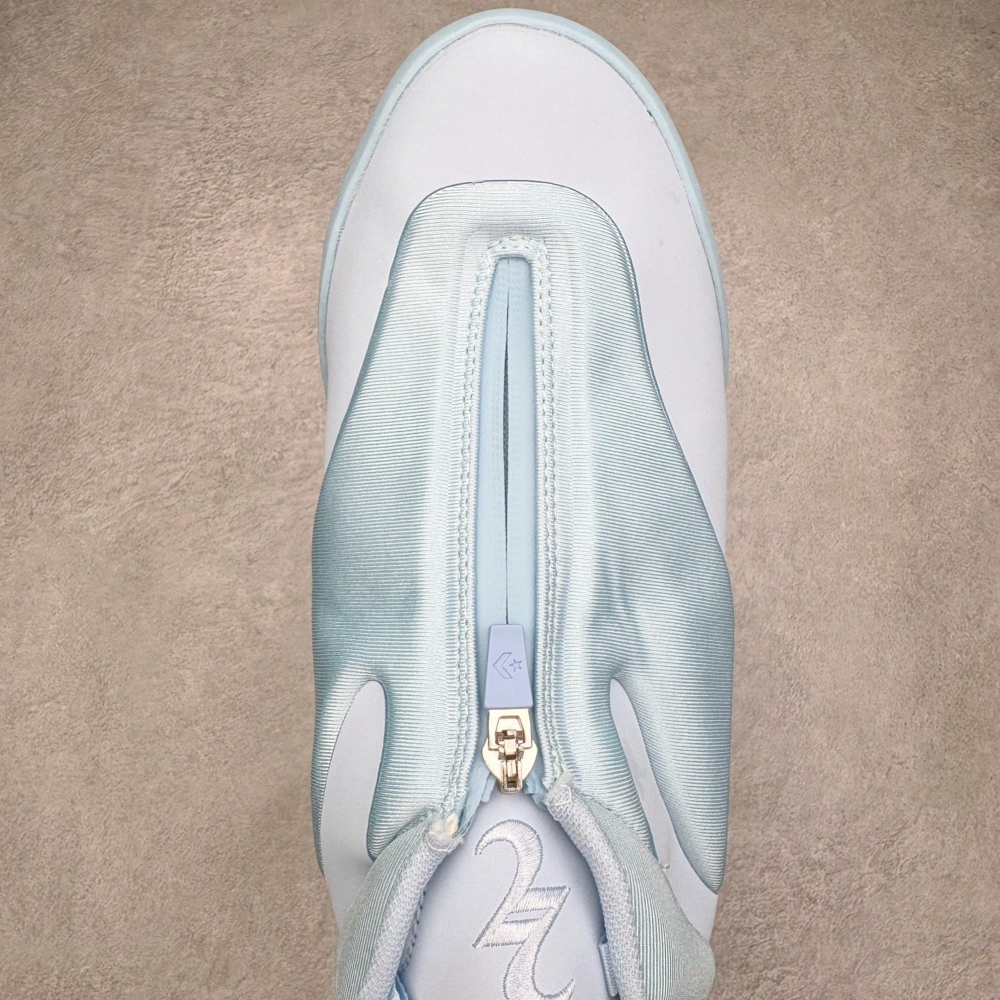 图片[4]-＃K版纯原 Shai Gilgeous-Alexander x Converse SHAI 001 匡威联名时尚舒适篮球鞋 Converse 携手其签约球星兼篮球创意总监、NBA 总冠军及 FMVP 谢伊·吉尔杰斯-亚历山大，推出首款签名鞋 SHAI 001。这双鞋不仅是高性能篮球鞋，更是 Shai 个人风格的具象化表达。整双鞋的鞋面采用了无缝设计，突出了它的流畅线条和柔和的弧度，给人一种“收敛的锐利感”。略带复古感的低帮，配合现代感十足的材质拼接，都在暗示这是一双兼具灵活与支撑的实战利器。仿绒面皮质感的材料与凸起部分的立体太空棉，可以预感会对透气性有些许影响，长时间穿着鞋面前端的折痕也不可避免。鞋面的拉链设计将鞋带隐藏其中，使整双鞋的外观更加一体化，鞋面没有多余的设计，简单干净，搭配黄油配色的复古风，整体也兼具了潮流穿搭的属性。尺码：36 37 37.5 38 38.5 39 40 40.5 41 42 42.5 43 44 44.5 45 46-选品中心